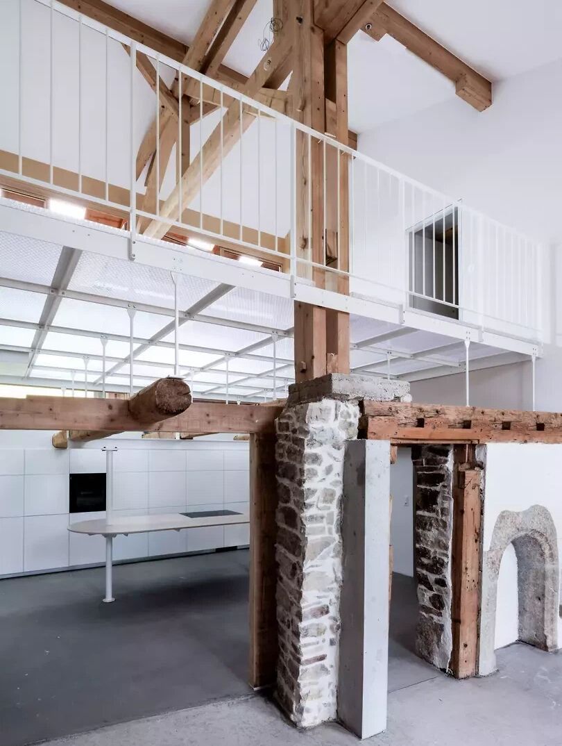 Uplift ist ein Projekt von Comte / Meuwly und Marginalia, das die Wohnfläche eines ehemaligen Bauernhauses in La Sagne verdoppelt. Durch einfache Eingriffe – die Anhebung eines Bodens, die Aktivierung der Scheune sowie einem cleveren Umgang mit Licht und Belüftung – wurde die Wohnqualität des Ortes nachhaltig verbessert und das historische konstruktive Palimpsest aus verschiedenen Zeiten freigelegt. | Foto: Pierre Marmy Uplift ist ein Projekt von Comte / Meuwly und Marginalia, das die Wohnfläche eines ehemaligen Bauernhauses in La Sagne verdoppelt. Durch einfache Eingriffe – die Anhebung eines Bodens, die Aktivierung der Scheune sowie einem cleveren Umgang mit Licht und Belüftung – wurde die Wohnqualität des Ortes nachhaltig verbessert und das historische konstruktive Palimpsest aus verschiedenen Zeiten freigelegt. | Foto: Pierre Marmy
