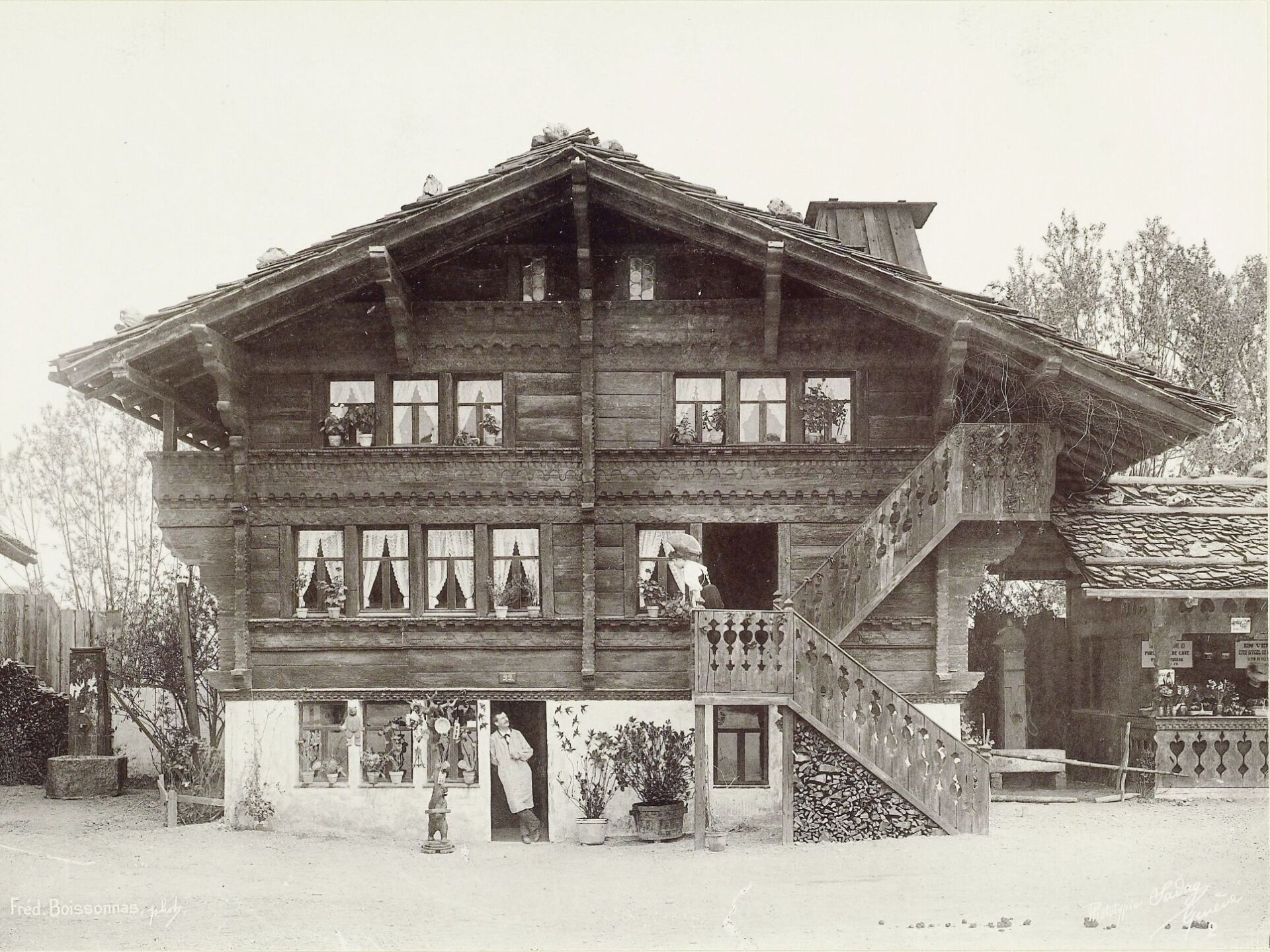 Chalet an der Landesausstellung von 1896 in Genf im Village Suisse | Foto © ETH-Bibliothek Zürich, François-Frédérice Boissonnas Chalet an der Landesausstellung von 1896 in Genf im Village Suisse | Foto © ETH-Bibliothek Zürich, François-Frédérice Boissonnas