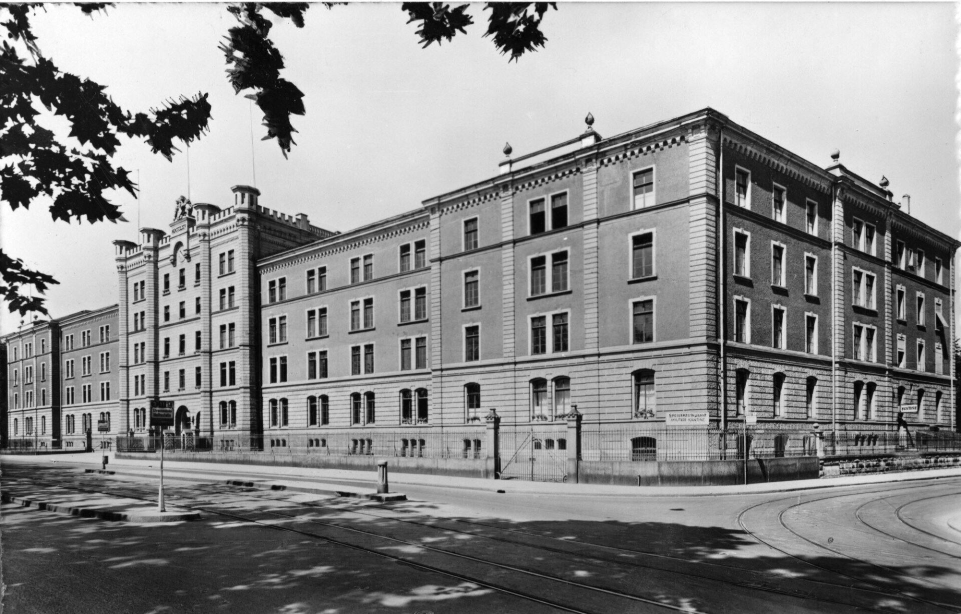 Die Militärkaserne im Jahr 1876. Die Kasernenanlage entstand in den Jahren 1864 bis 1876. 1981 wurden die Bauten der Anlage ins «Inventar der kunst- und kulturhistorischen Schutzobjekte und der archäologischen Denkmäler von überkommunaler Bedeutung» aufgenommen. | Foto: Baugeschichtliches Archiv Zürich, Photoglob, CC BY NC 4.0 Die Militärkaserne im Jahr 1876. Die Kasernenanlage entstand in den Jahren 1864 bis 1876. 1981 wurden die Bauten der Anlage ins «Inventar der kunst- und kulturhistorischen Schutzobjekte und der archäologischen Denkmäler von überkommunaler Bedeutung» aufgenommen. | Foto: Baugeschichtliches Archiv Zürich, Photoglob, CC BY NC 4.0