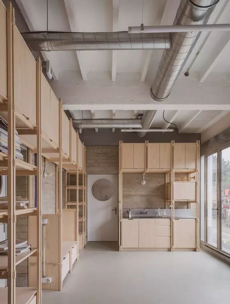 Bureaumilieux hat in Lausanne-Flon eine ehemalige Kfz-Werkstatt in eine Musikschule verwandelt. Albertine schöpft ihre Kraft aus dem Bestand, wiederverwendeten Bauteilen und einem offenen Entwurfsprozess. Eine rauhe Ästhetik, offen geführte Leitungen und eine präzise akustische Gestaltung etablieren einen inspirierenden Ort für Kunst und Musikvermittlung. | Foto: Julie Masson Bureaumilieux hat in Lausanne-Flon eine ehemalige Kfz-Werkstatt in eine Musikschule verwandelt. Albertine schöpft ihre Kraft aus dem Bestand, wiederverwendeten Bauteilen und einem offenen Entwurfsprozess. Eine rauhe Ästhetik, offen geführte Leitungen und eine präzise akustische Gestaltung etablieren einen inspirierenden Ort für Kunst und Musikvermittlung. | Foto: Julie Masson