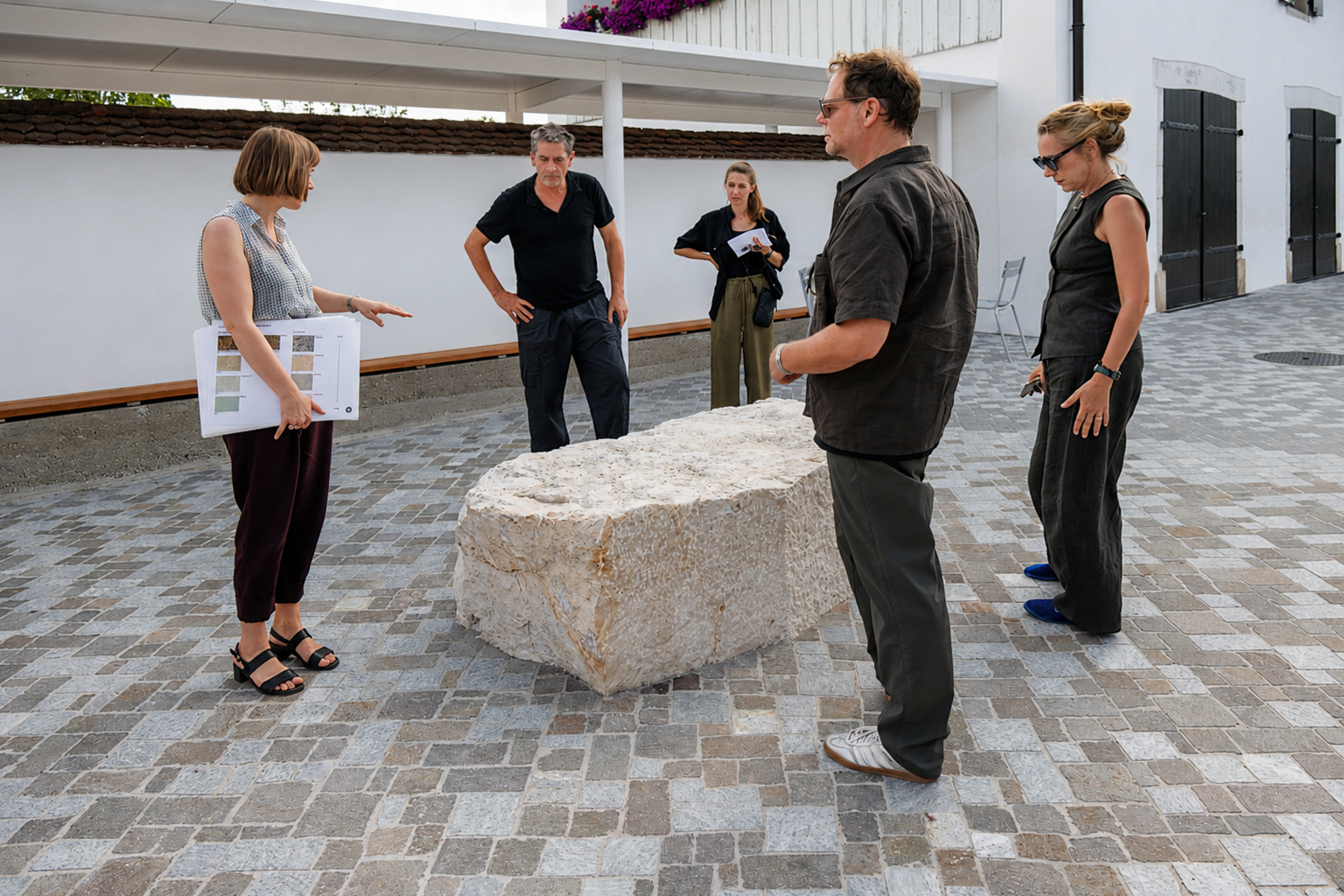 Bei sommerlichen Temperaturen war der Rundgang über den neugestalteten Klosterplatz Mariastein von Atelier Ehrenklau Hemmerling eine willkommene Erfrischung. | Foto: Jørg Himmelreich Bei sommerlichen Temperaturen war der Rundgang über den neugestalteten Klosterplatz Mariastein von Atelier Ehrenklau Hemmerling eine willkommene Erfrischung. | Foto: Jørg Himmelreich