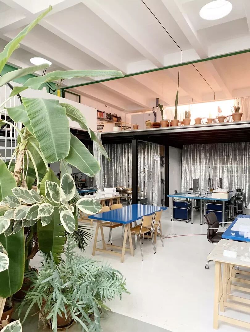 SAAS hat sich in einem ehemaligen Industriegbäude auf dem Areal Praille Acacias Vernets im Herzen von Genf einen Ort zum Wohnen und Arbeiten eingerichtet. Mit dem Projekt JNS verhandelt das Büro zugleich Fragen zu Bauzonen, Komfortstandards und alltäglichen Nutzungen. Die Räume lassen sich je nach Bedarf und klimatischen Bedingungen flexibel anpassen oder mit geringem Aufwand umkonfigurieren. | Foto: Guillaume Yersin SAAS hat sich in einem ehemaligen Industriegbäude auf dem Areal Praille Acacias Vernets im Herzen von Genf einen Ort zum Wohnen und Arbeiten eingerichtet. Mit dem Projekt JNS verhandelt das Büro zugleich Fragen zu Bauzonen, Komfortstandards und alltäglichen Nutzungen. Die Räume lassen sich je nach Bedarf und klimatischen Bedingungen flexibel anpassen oder mit geringem Aufwand umkonfigurieren. | Foto: Guillaume Yersin