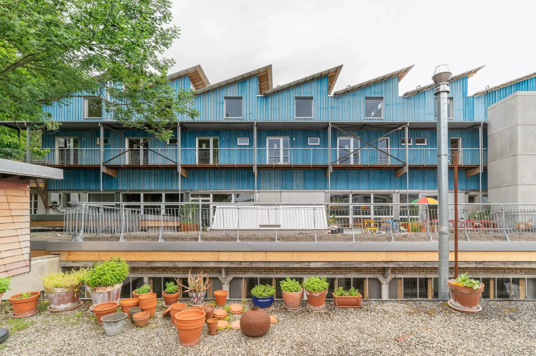 Mit dem «Werkhof 29» in Zürich hat das baubüro in situ ag einen bestehenden Backsteinbau von 1934 zu einem vielfältigen Arbeitsort weiterentwickelt. Der Bestand wurde erhalten und mit einer Aufstockung aus Holz ergänzt, wobei zahlreiche wiederverwendete und regenerative Materialien zum Einsatz kamen. | Foto: Martin Zeller Mit dem «Werkhof 29» in Zürich hat das baubüro in situ ag einen bestehenden Backsteinbau von 1934 zu einem vielfältigen Arbeitsort weiterentwickelt. Der Bestand wurde erhalten und mit einer Aufstockung aus Holz ergänzt, wobei zahlreiche wiederverwendete und regenerative Materialien zum Einsatz kamen. | Foto: Martin Zeller