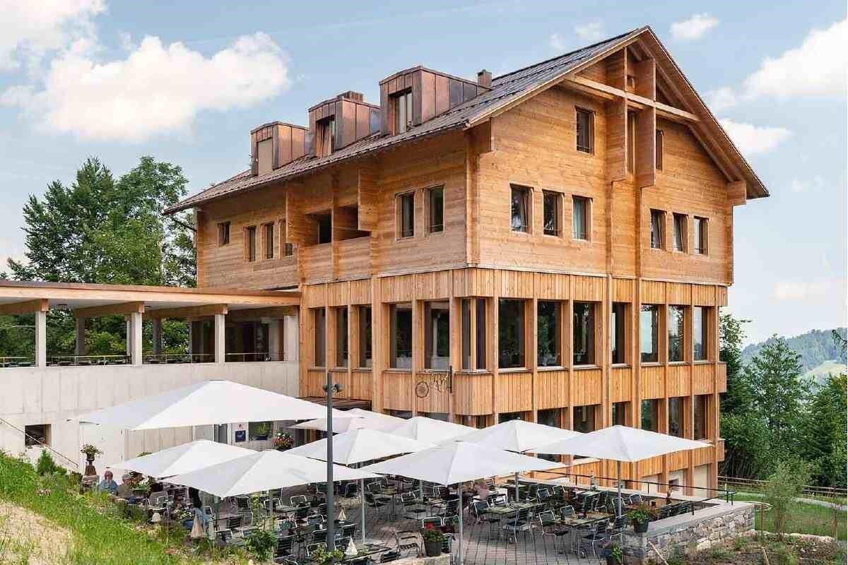 Entrelacement – Gion A. Caminada a réussi une double opération en remplaçant l'auberge Hergiswald par un nouveau bâtiment. En tant qu'attraction sur le chemin de pèlerinage historique, elle incite à la découverte des forêts autour de Lucerne. Et en tant que construction réalisée en grande partie avec du bois local, elle constitue également une proposition d'architecture contemporaine respectueuse du climat. Photo Roman Keller