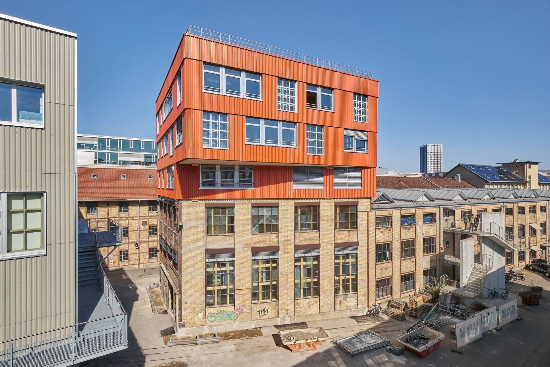 K.118 ist die Aufstockung einer Halle am Lagerplatz in Winterthur (2021, verantwortliche Architekten und Co-Projektleiter Marc Angst und Pascal Hentschel), bei der fast ausschliesslich wiederverwendete Bauteile zum Einsatz kamen. Folgen Sie dem Code für weitere Fotos und Pläne. ©Martin Zeller K.118 ist die Aufstockung einer Halle am Lagerplatz in Winterthur (2021, verantwortliche Architekten und Co-Projektleiter Marc Angst und Pascal Hentschel), bei der fast ausschliesslich wiederverwendete Bauteile zum Einsatz kamen. Folgen Sie dem Code für weitere Fotos und Pläne. ©Martin Zeller