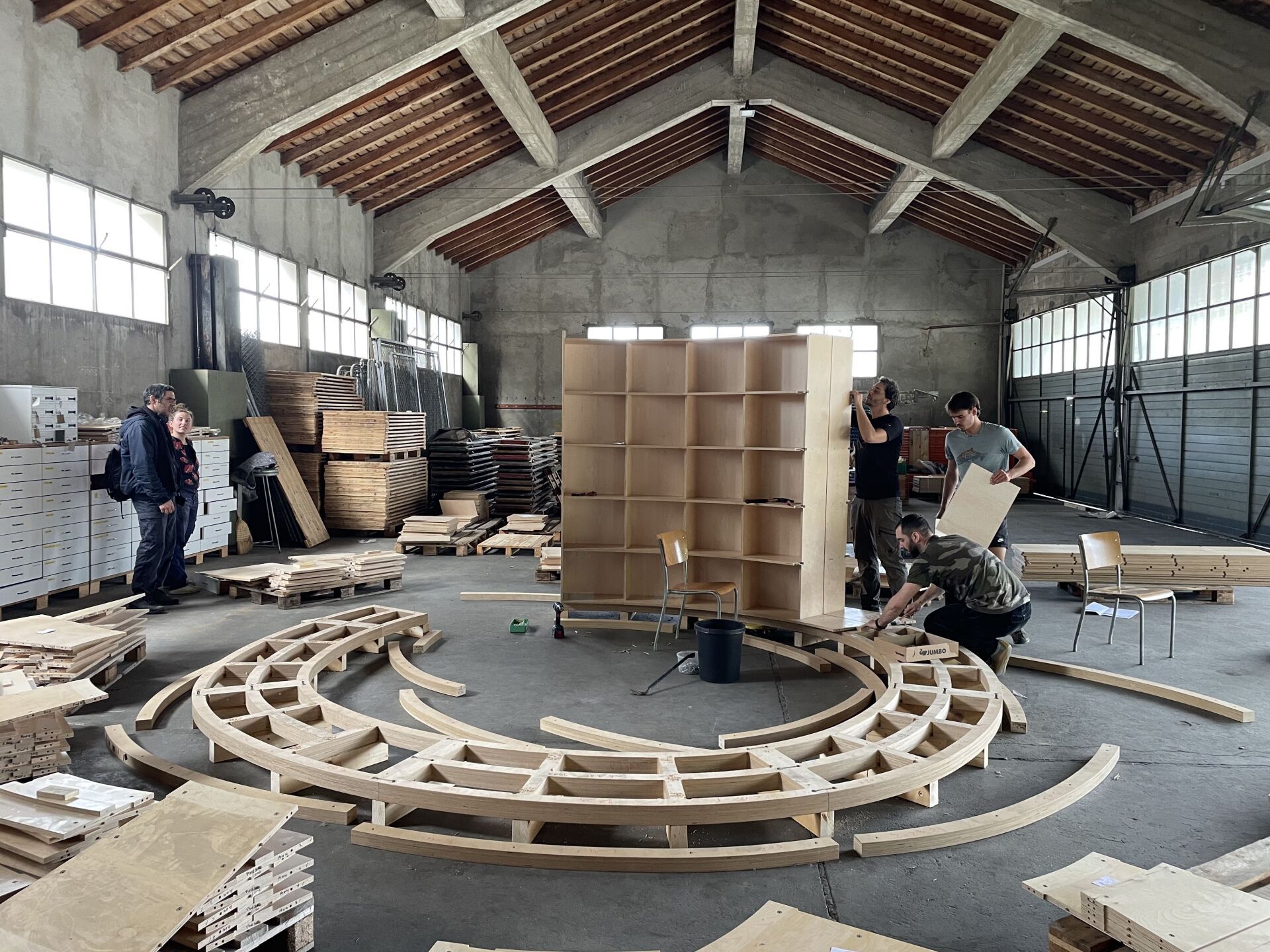 Die Ressourcerie engagiert sich auch auf sozialer Ebene, indem sie offene, partizipative und pädagogische Veranstaltungen organisiert. Über die Wiederverwendung von Materialien hinaus schafft sie Räume, in denen sich Menschen treffen und ihr Wissen und ihre Ideen weitergeben können. | Photos © La Ressourcerie Die Ressourcerie engagiert sich auch auf sozialer Ebene, indem sie offene, partizipative und pädagogische Veranstaltungen organisiert. Über die Wiederverwendung von Materialien hinaus schafft sie Räume, in denen sich Menschen treffen und ihr Wissen und ihre Ideen weitergeben können. | Photos © La Ressourcerie