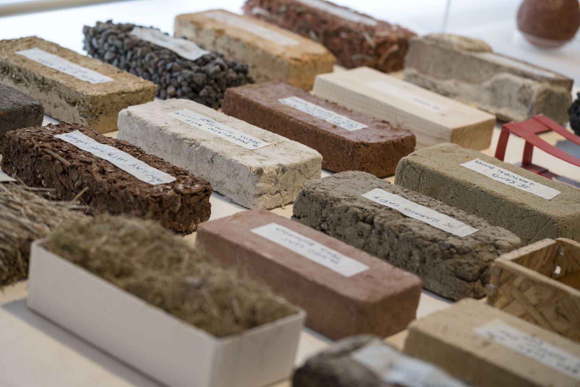 Materialproben zeigen unterschiedliche Zusammensetzungen und Oberflächen. | Foto: Michael Lio. Materialproben zeigen unterschiedliche Zusammensetzungen und Oberflächen. | Foto: Michael Lio.