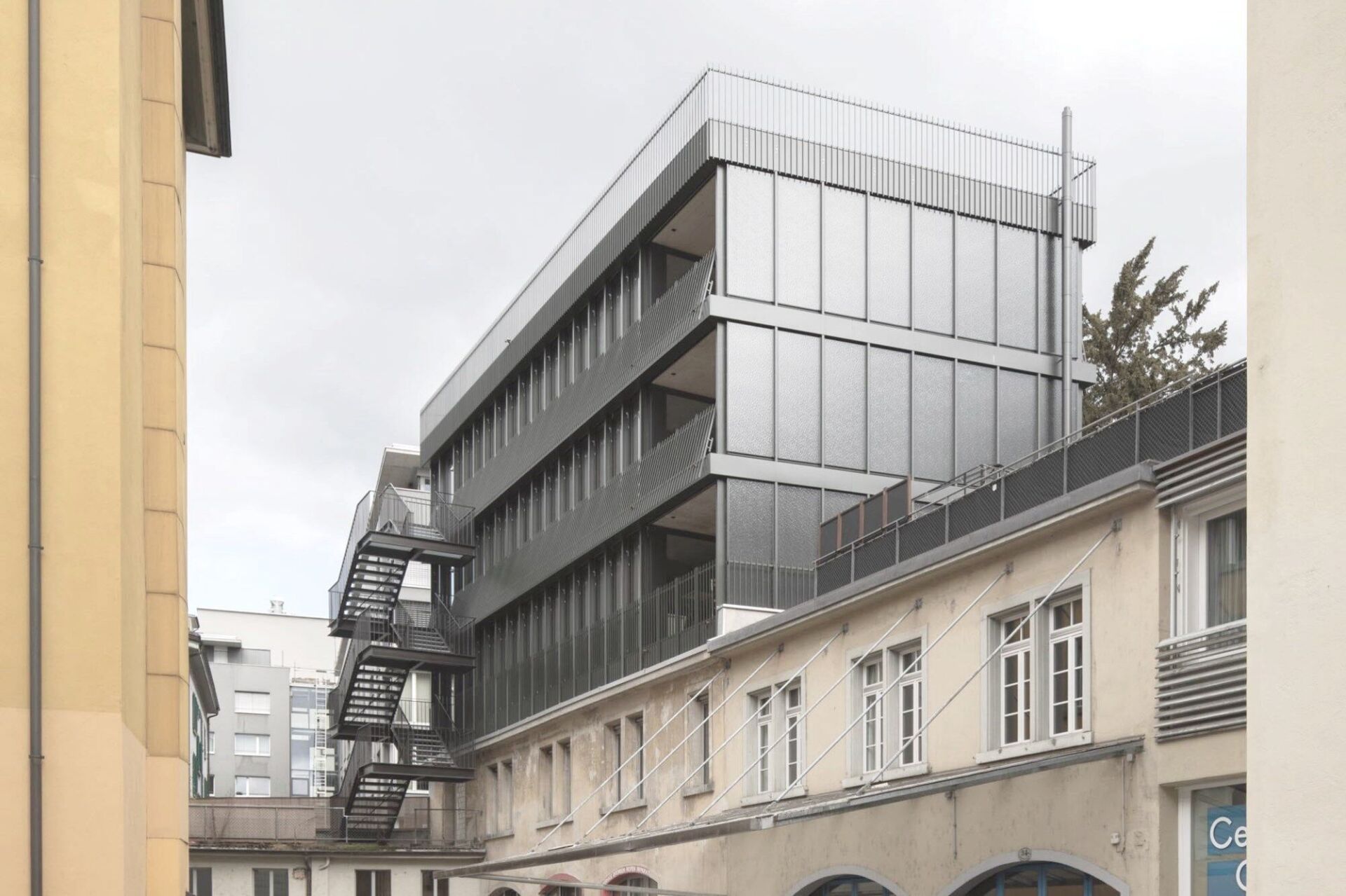 Adapter – Le souci de donner une image «parfaite» du centre-ville de Lucerne a rendu difficile la densification de celui-ci au cours des dernières décennies. Niklaus Graber, du bureau d'architectes Graber & Steiger, démontre, avec une surélévation à la Denkmalstrasse, qu'il est néanmoins possible de faire évoluer le contexte historique avec des moyens contemporains. Photo archives Graber & Steiger