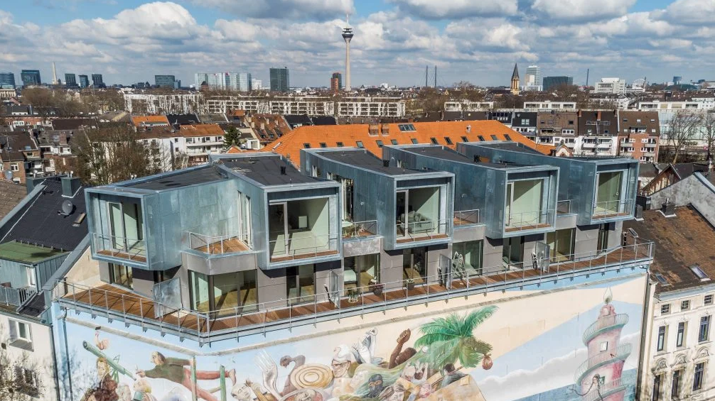Das KÜSSDENFROSCH-Team hat einem Bunker in Düsseldorf-Bilk fünf Wohnkuben aufgesetzt. Andreas Knapp wird gemeinsam mit Barbara Buser auf dem Panel am Ende des Events über Strategien zum Erwecken schlafender Gebäude sprechen | Foto: KÜSSDENFROSCH Das KÜSSDENFROSCH-Team hat einem Bunker in Düsseldorf-Bilk fünf Wohnkuben aufgesetzt. Andreas Knapp wird gemeinsam mit Barbara Buser auf dem Panel am Ende des Events über Strategien zum Erwecken schlafender Gebäude sprechen | Foto: KÜSSDENFROSCH
