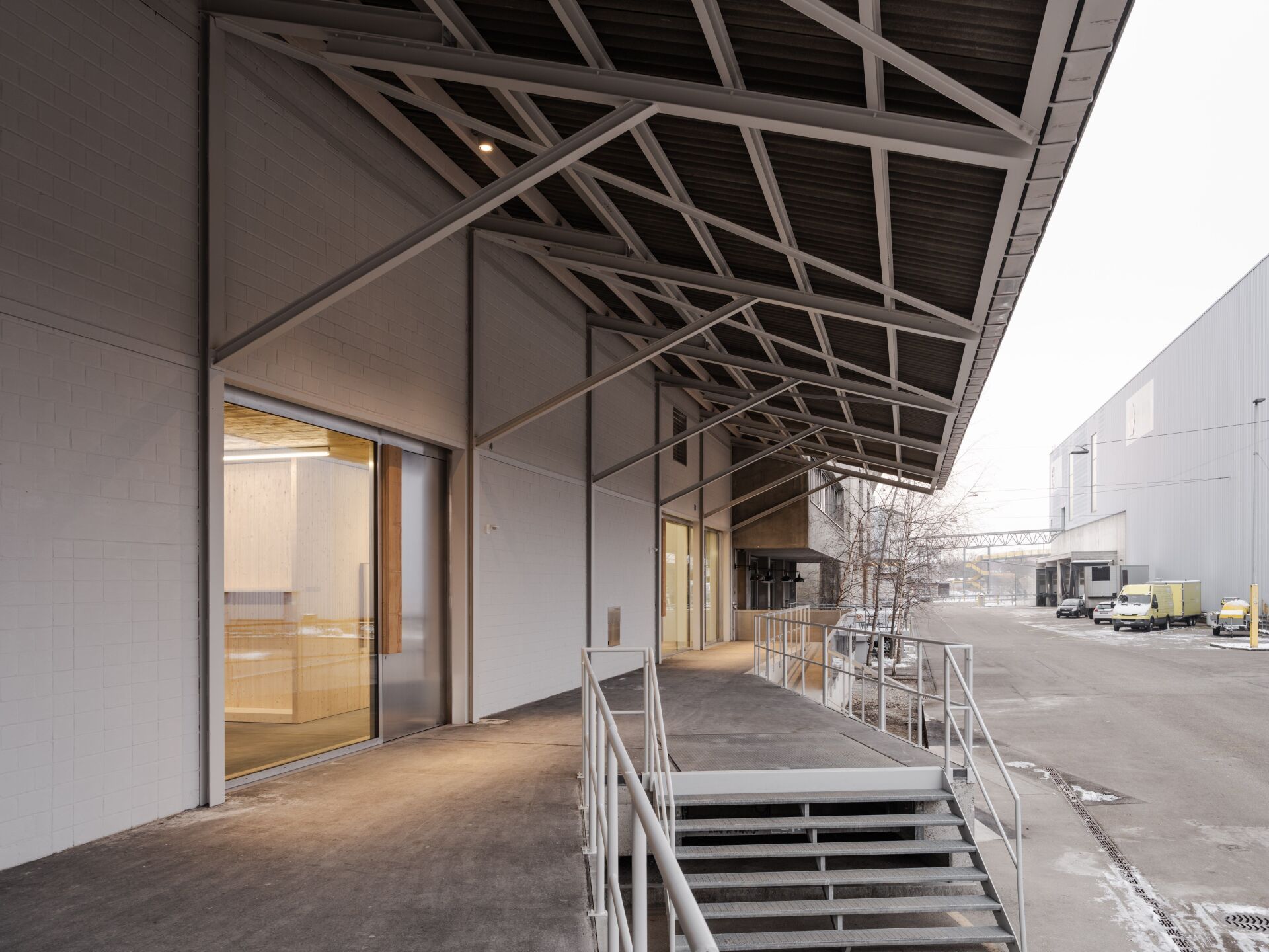 Héritage: la structure du Dreispitzareal est marquée par des volumes allongés et répondait aux besoins logistiques du transport de marchandises par le rail et la route. | Photo: Maris Mezulis Héritage: la structure du Dreispitzareal est marquée par des volumes allongés et répondait aux besoins logistiques du transport de marchandises par le rail et la route. | Photo: Maris Mezulis