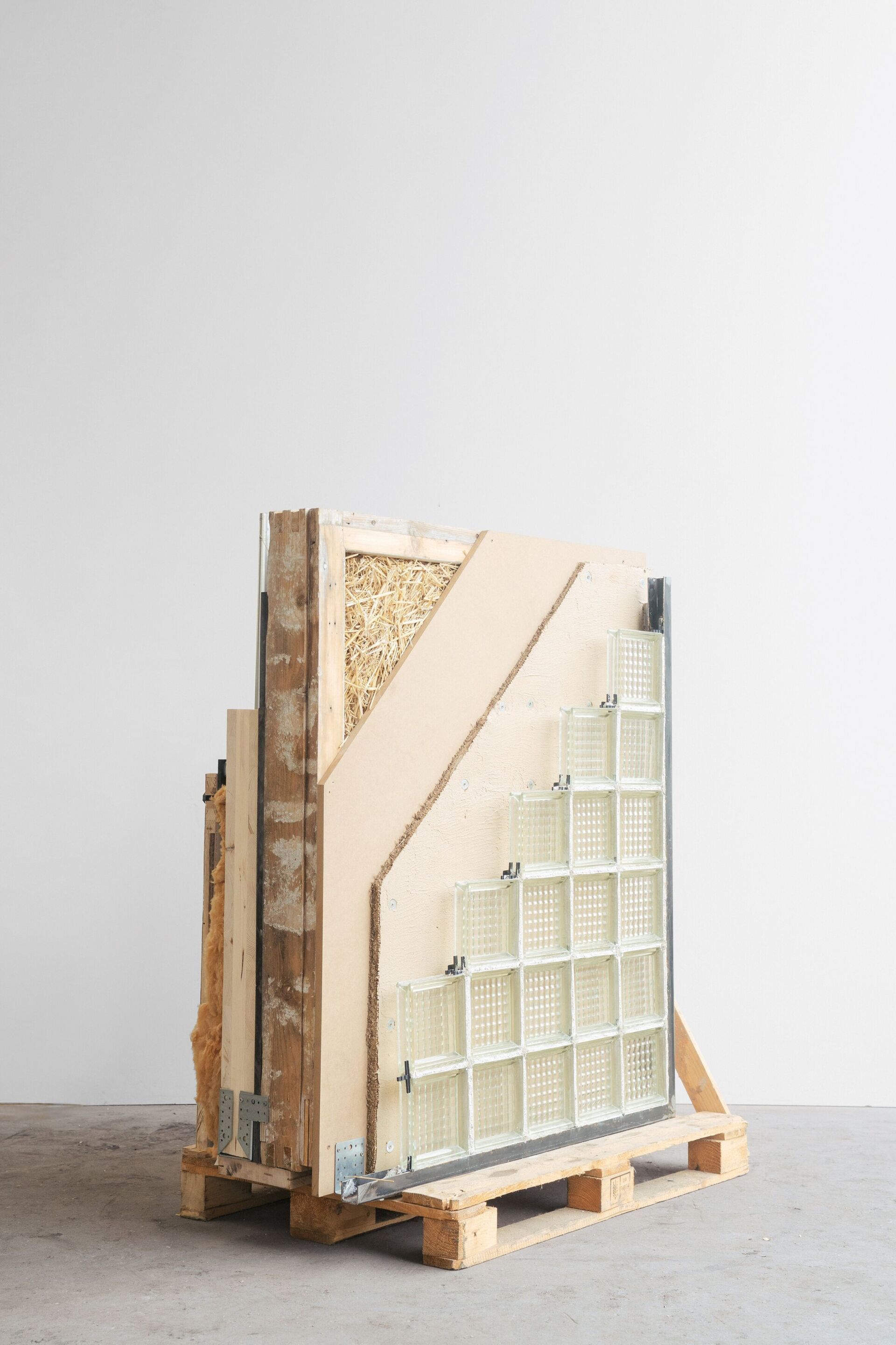Das 1:1-Mock-up erprobt einen Wandaufbau aus gebrauchten Bauteilen und nachwachsenden Dämmstoffen, darunter Stroh und Glasbausteine. | Foto: Lena Bürgler Lena Bürgler