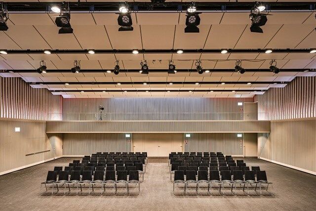De l'agglo au centre – Avec la maison de ville, les architectes Burkard Meyer ont donné à Kriens un centre urbain. Daniel Krieg montrera comment ce corps de bâtiment marquant réorganise l'environnement hétérogène. Photo Roger Frey