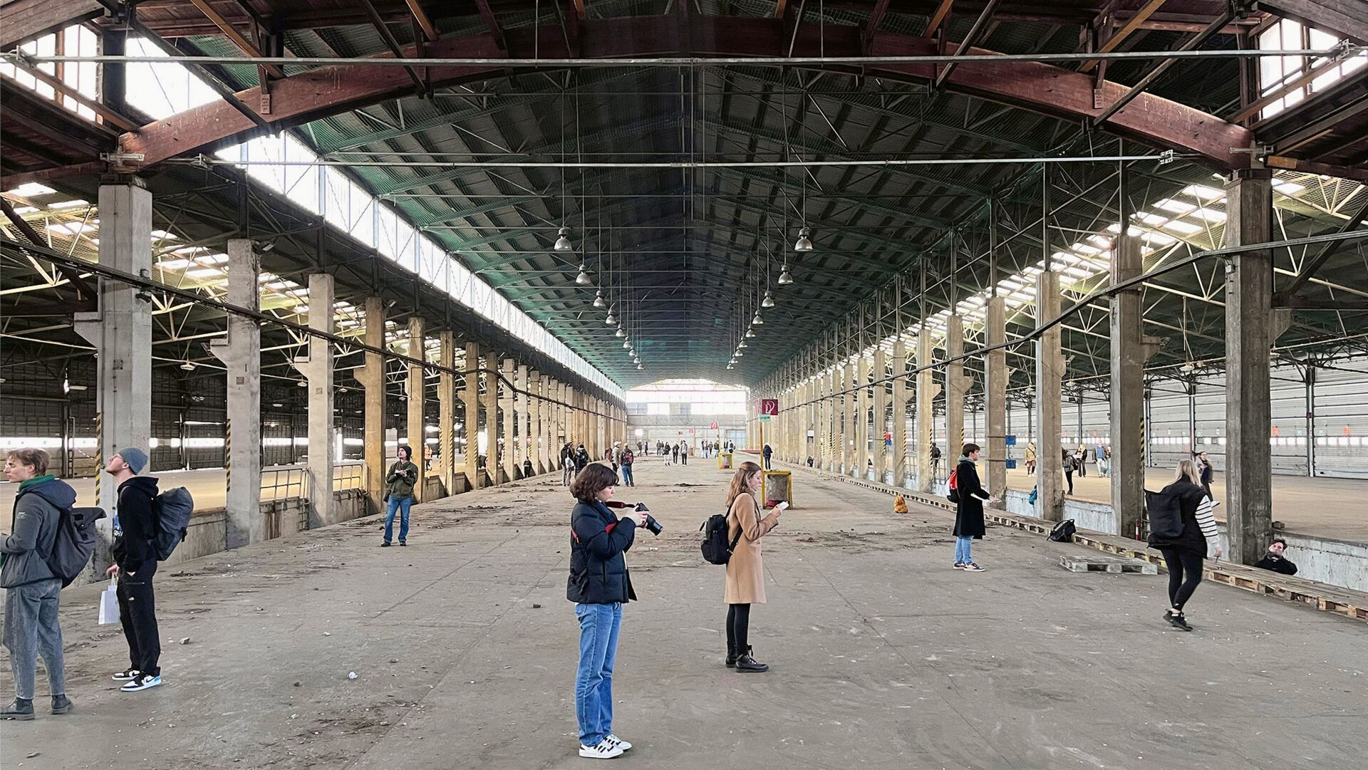 Stückguthalle – Studierende der TU Wien untersuchen die Stückguthalle am Wiener Nordwestbahnhof auf wiederverwendbare Bauteile. | Foto: Kai Merkert Kai Merkert