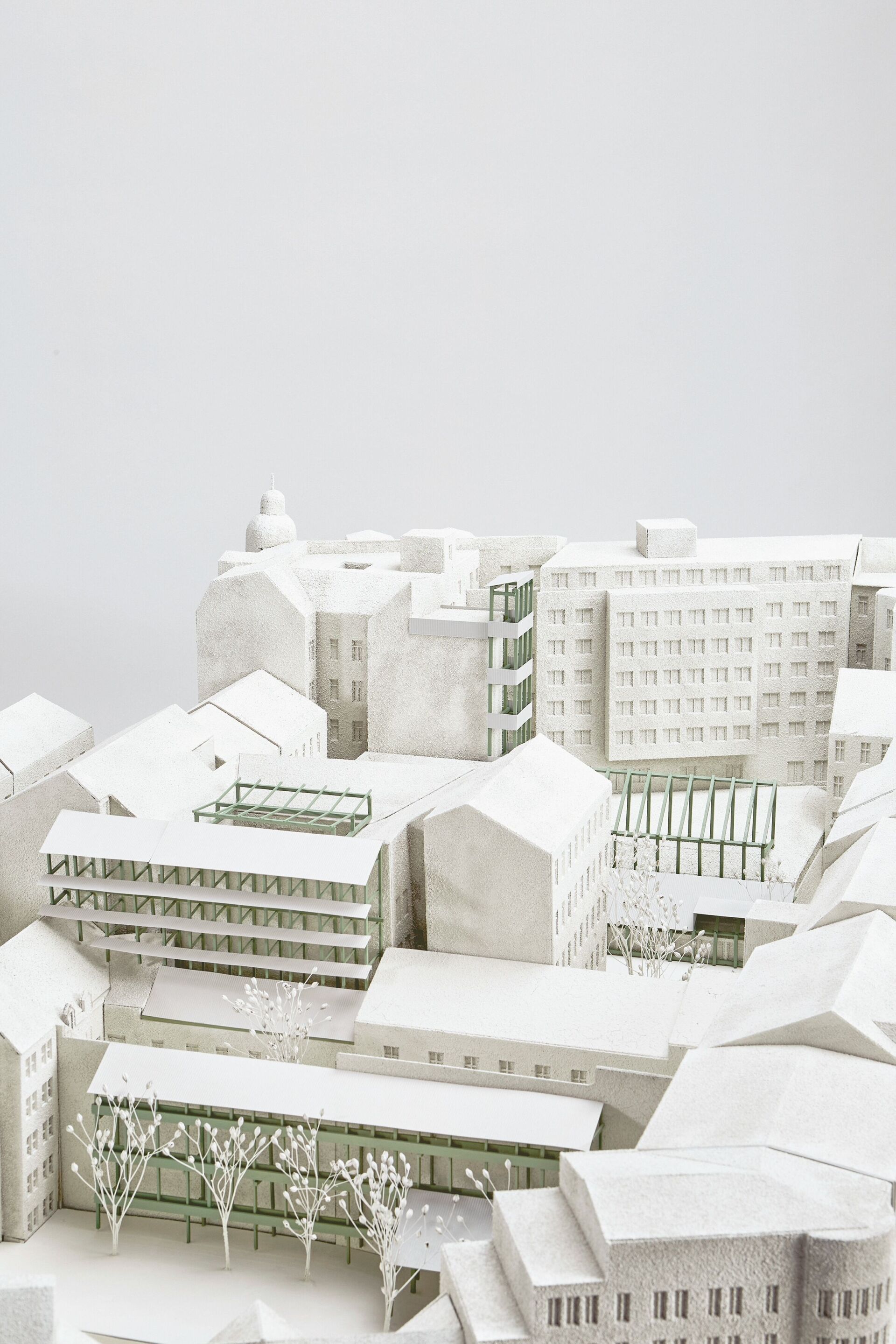 Gründerzeitblock – Leichte Gerüststrukturen sollen Wege, gemeinschaftliche Räume und neue Nutzungen über Parzellengrenzen hinweg verbinden. | Modell und Foto: Marcel Martin Marcel Martin