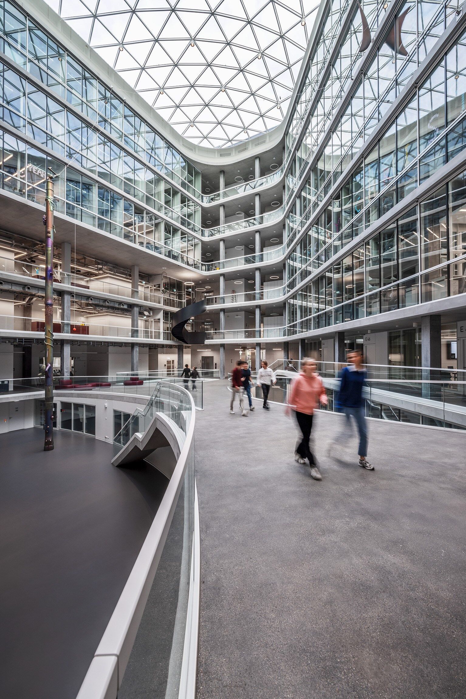 Der Innenhof unter der Glaskuppel repräsentiert den offenen Campus-Charakter. | ©: ETH Zürich / Alessandro Della Bella Der Innenhof unter der Glaskuppel repräsentiert den offenen Campus-Charakter. | ©: ETH Zürich / Alessandro Della Bella