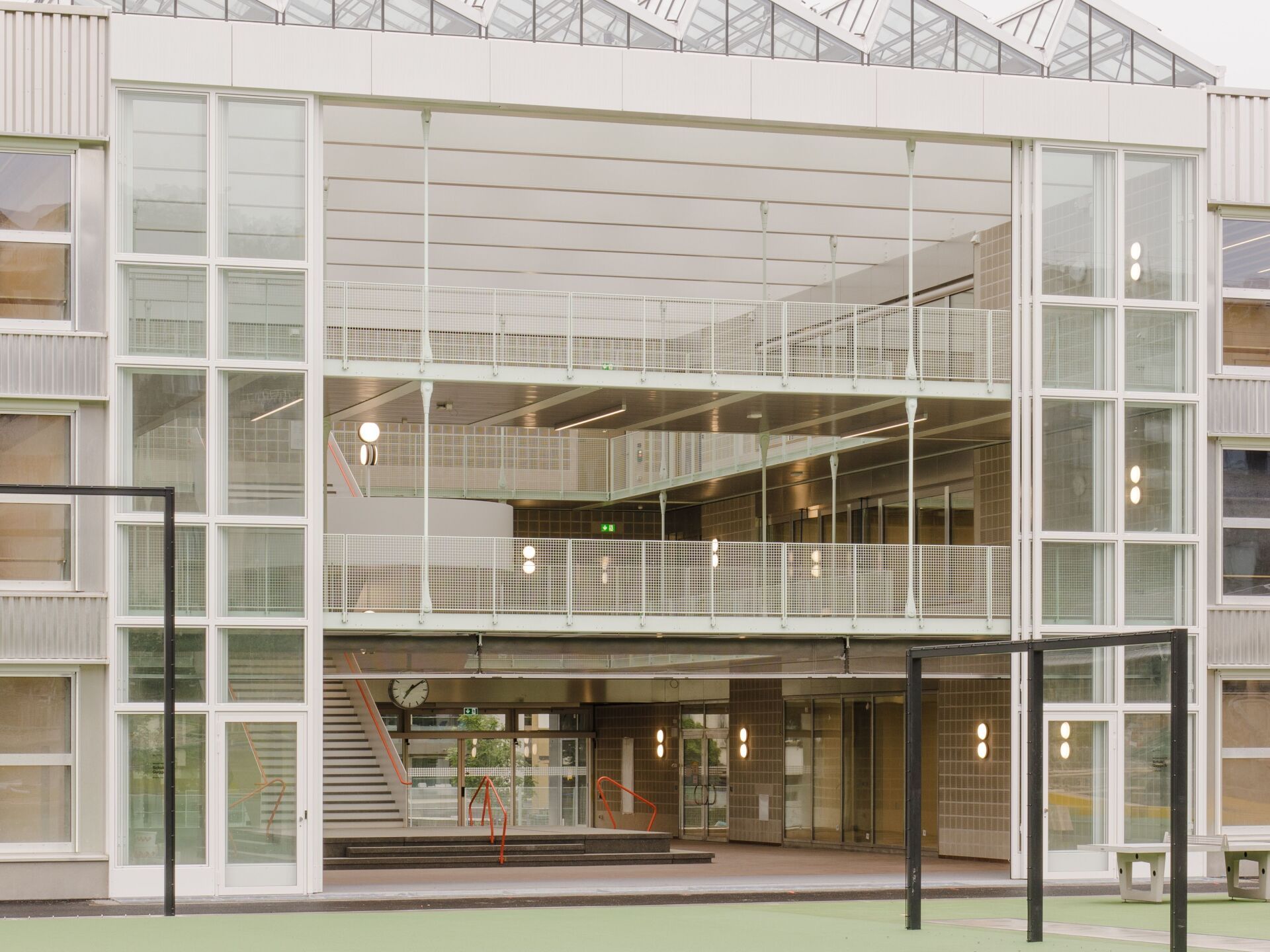 Lorsqu’il fait chaud, les 12 mètres de hauteur de la porte de hangar de l’école s’effacent pour faire du parc, de la cour de récréation et du préau un continuum spatial. | Photo: Daisuke Hirayabashi Lorsqu’il fait chaud, les 12 mètres de hauteur de la porte de hangar de l’école s’effacent pour faire du parc, de la cour de récréation et du préau un continuum spatial. | Photo: Daisuke Hirayabashi