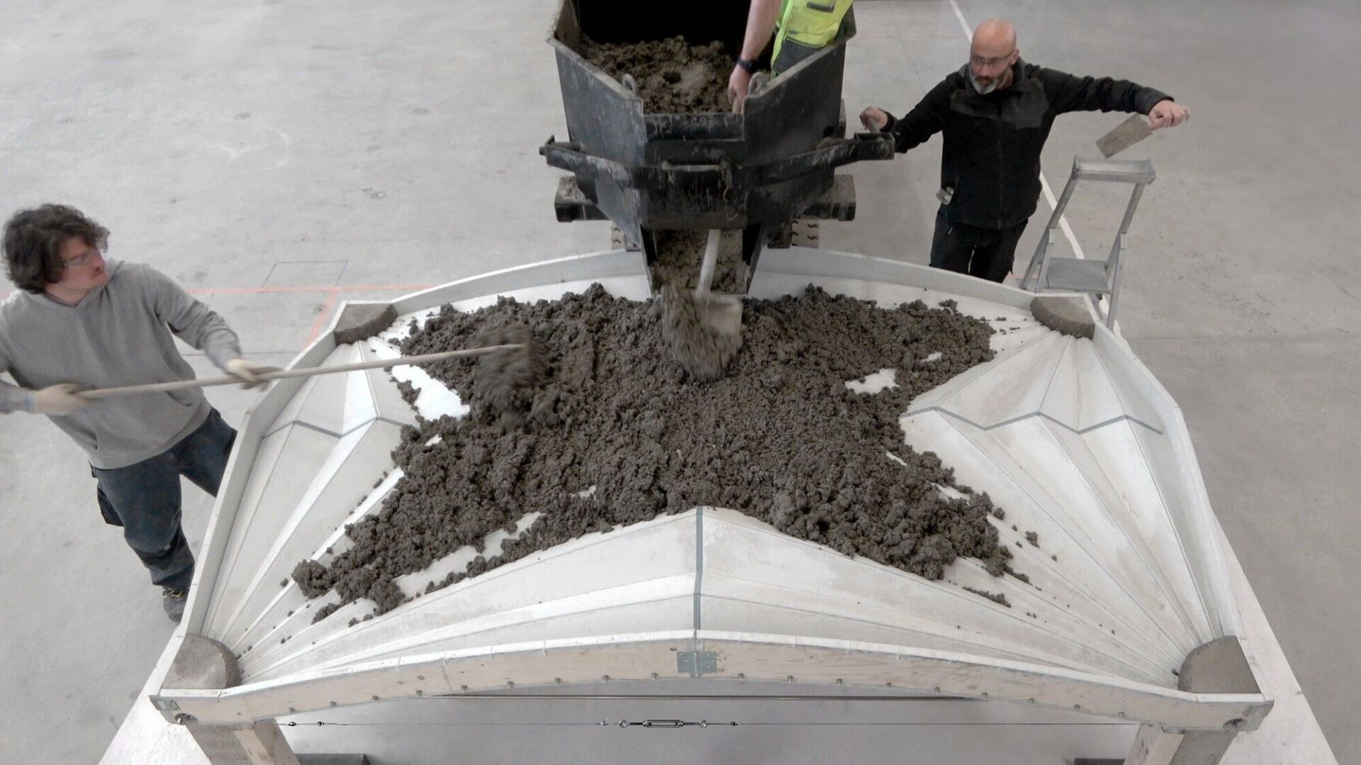 Der Beton wird direkt auf die Schalung gegossen. Sobald er ausgehärtet ist, lässt sich die Schalung von unten entfernen. | Foto: Lotte Scheder-Bieschin / ETH Zürich, BRG Der Beton wird direkt auf die Schalung gegossen. Sobald er ausgehärtet ist, lässt sich die Schalung von unten entfernen. | Foto: Lotte Scheder-Bieschin / ETH Zürich, BRG