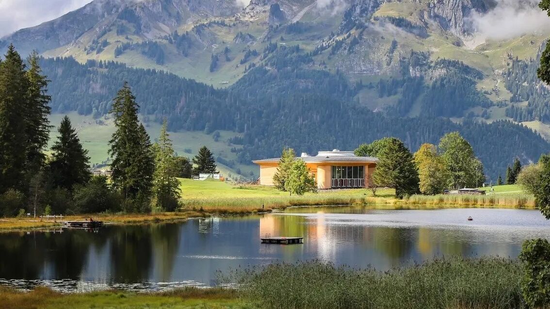 Das Toggenburger Klanghaus am Schwendisee oberhalb von Wildhaus SG steht vor seiner Eröffnung. Foto: © Kanton St. Gallen Das Toggenburger Klanghaus am Schwendisee oberhalb von Wildhaus SG steht vor seiner Eröffnung. Foto: © Kanton St. Gallen