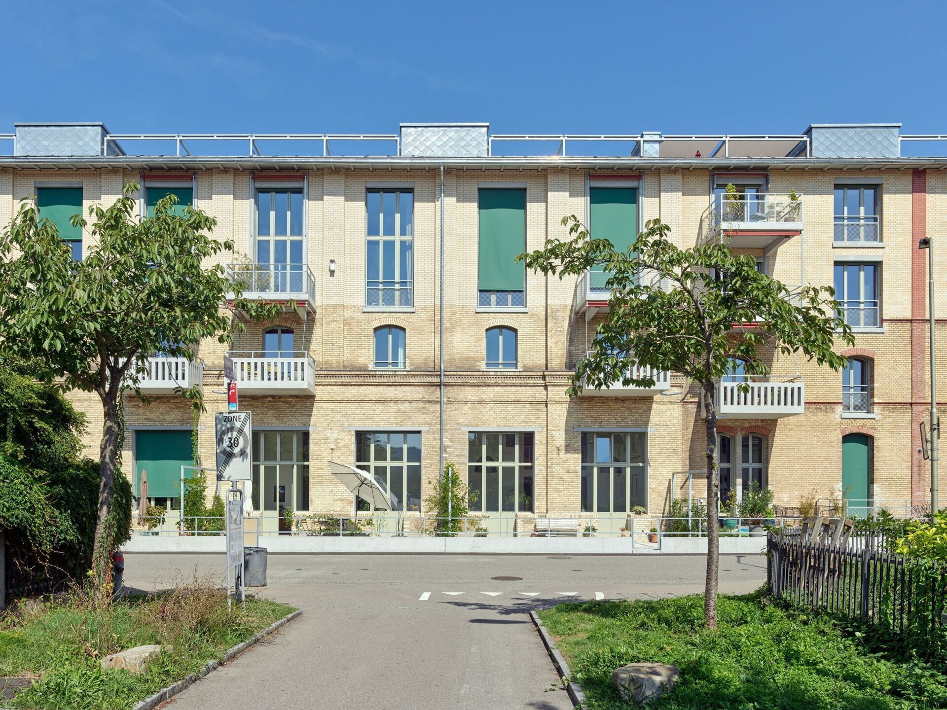 Alt und Neu greifen ineinander: Die ARGE KilgaPopp Architekten und Baumberger & Stegmeier verbanden an den Winterthurer Stadthäusern das erhaltene Backsteinmauerwerk eines ehemaligen Lagergebäudes der Maschinenfabrik Sulzer mit neuen, erweiternden Bauteilen in verwandter Materialität. Die Fassade entlang der Jägerstrasse ist 94 Meter lang. | Foto: Jürg Zimmermann Jürg Zimmermann