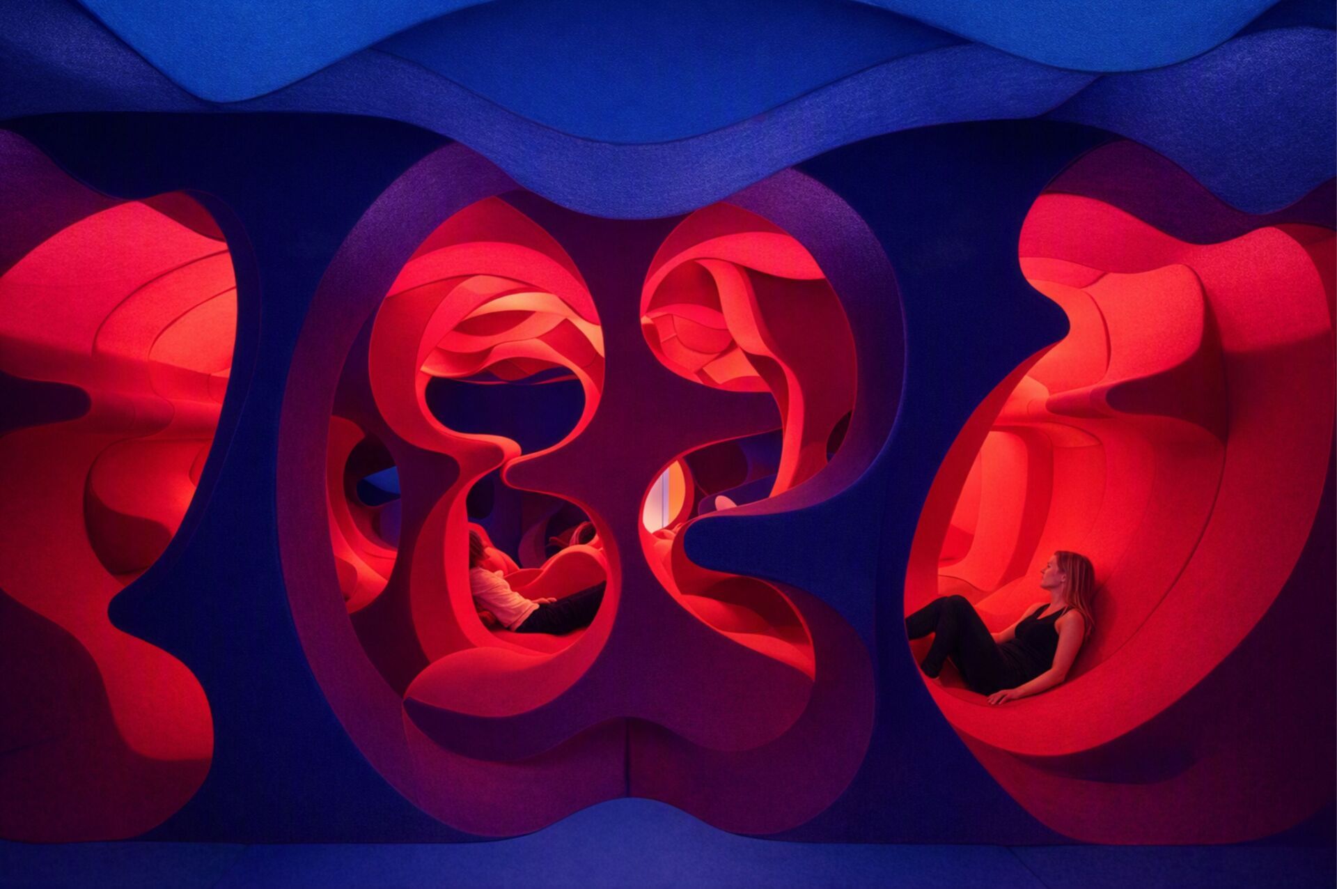 Le Fantasy Landscape de Verner Panton: la reconstitution accessible de sa légendaire installation Visiona II de 1970 traduit l’expérience d’un paysage spatial organique et riche en couleurs. Vue de l’installation au Vitra Design Museum, design de Verner Panton © Verner Panton Design AG | Photo: Franz Wamhof © Vitra Design Museum Franz Wamhof © Verner Panton Design AG