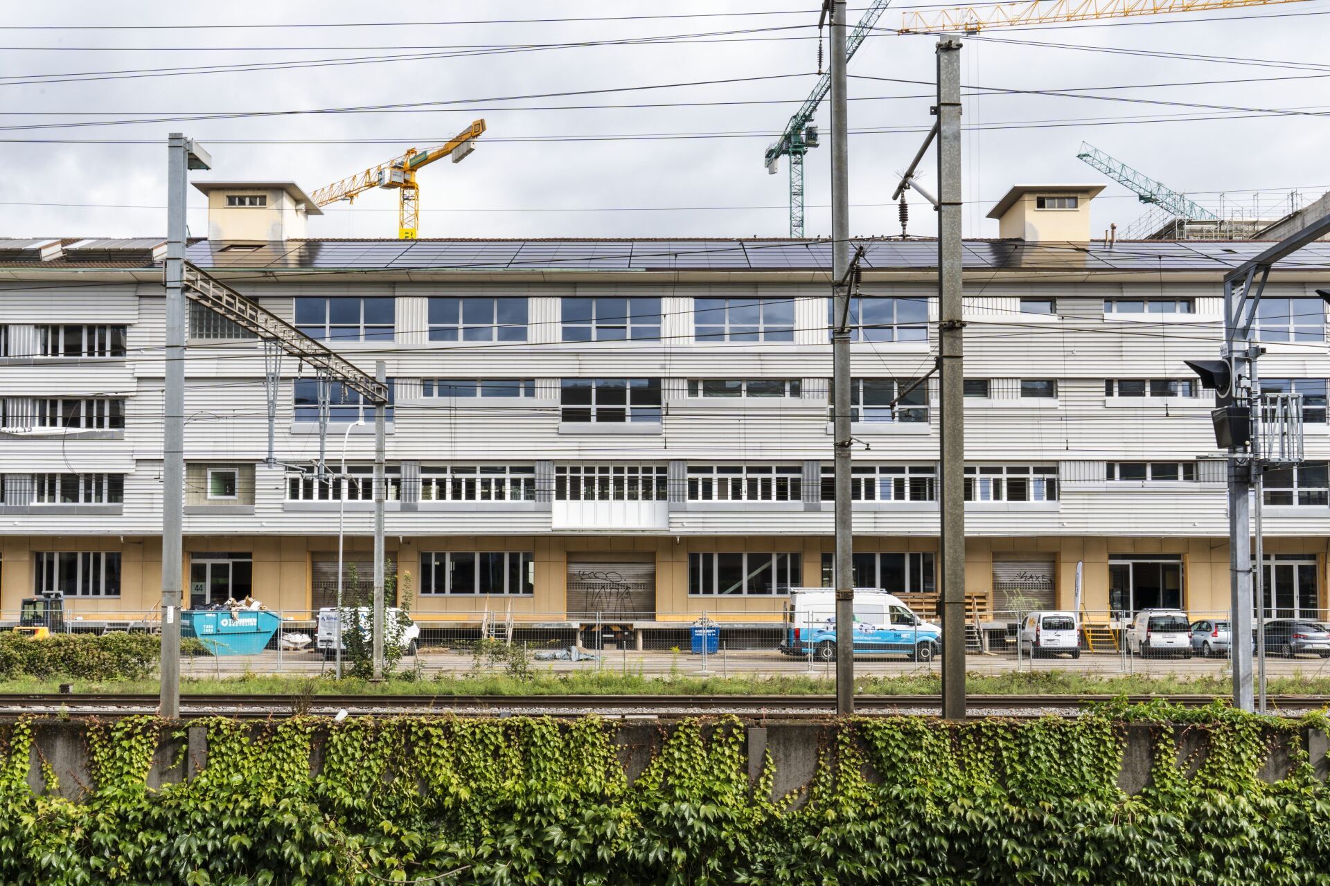 Der Gewerberiegel Zentrale in Pratteln wurde von Stereo Architektur sorgfältig ertüchtigt. Dabei wurden bestehende Strukturen erhalten und zahlreiche Bauteile wiederverwendet. Claudio Meletta wird das Gebäude im Rahmen der architekTOUR Basel vorstellen. | Foto: Halmes Kobel Der Gewerberiegel Zentrale in Pratteln wurde von Stereo Architektur sorgfältig ertüchtigt. Dabei wurden bestehende Strukturen erhalten und zahlreiche Bauteile wiederverwendet. Claudio Meletta wird das Gebäude im Rahmen der architekTOUR Basel vorstellen. | Foto: Halmes Kobel