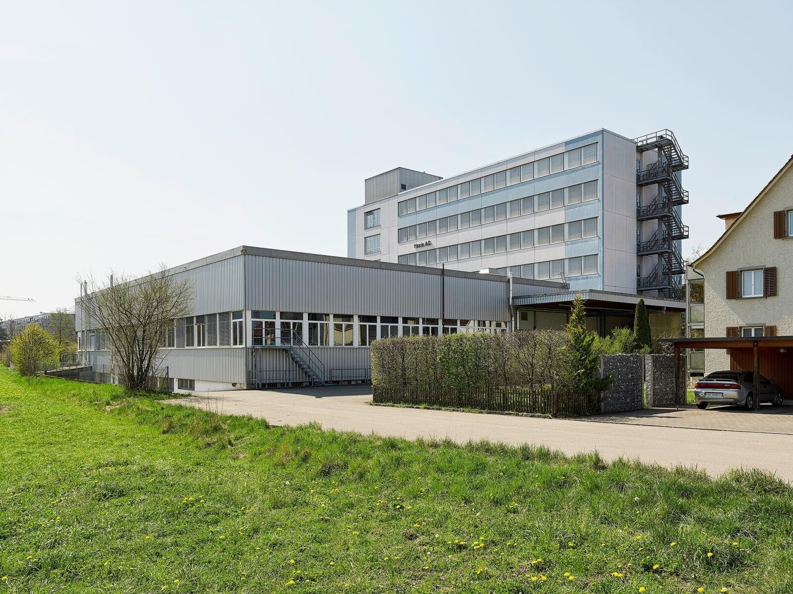 Hinter zwei Wohnhäusern an der Hegifeldstrasse steht das Bürogebäude mit dem angedockten Hallentrakt. Der Bestand war in die Planung einzubeziehen. | Foto © Goran Potkonjak Hinter zwei Wohnhäusern an der Hegifeldstrasse steht das Bürogebäude mit dem angedockten Hallentrakt. Der Bestand war in die Planung einzubeziehen. | Foto © Goran Potkonjak