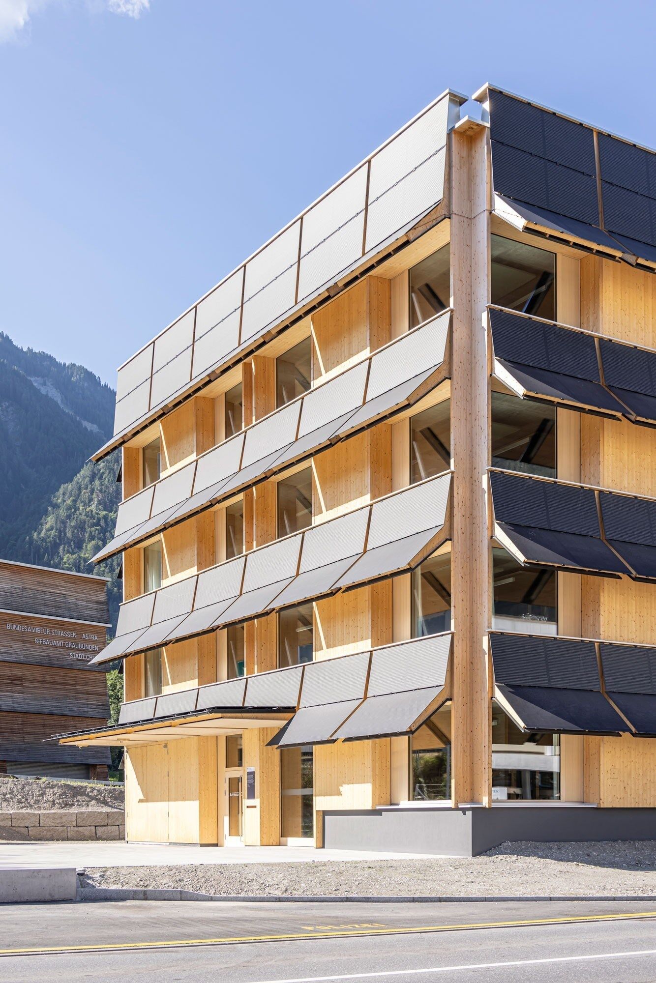 Besonders ins Auge fällt die Fassade aus dunklen, leicht aufragenden Bändern, die aus Photovoltaik-Modulen bestehen und gleichzeitig als Beschattung dienen. | Foto: Ingo Rasp Besonders ins Auge fällt die Fassade aus dunklen, leicht aufragenden Bändern, die aus Photovoltaik-Modulen bestehen und gleichzeitig als Beschattung dienen. | Foto: Ingo Rasp
