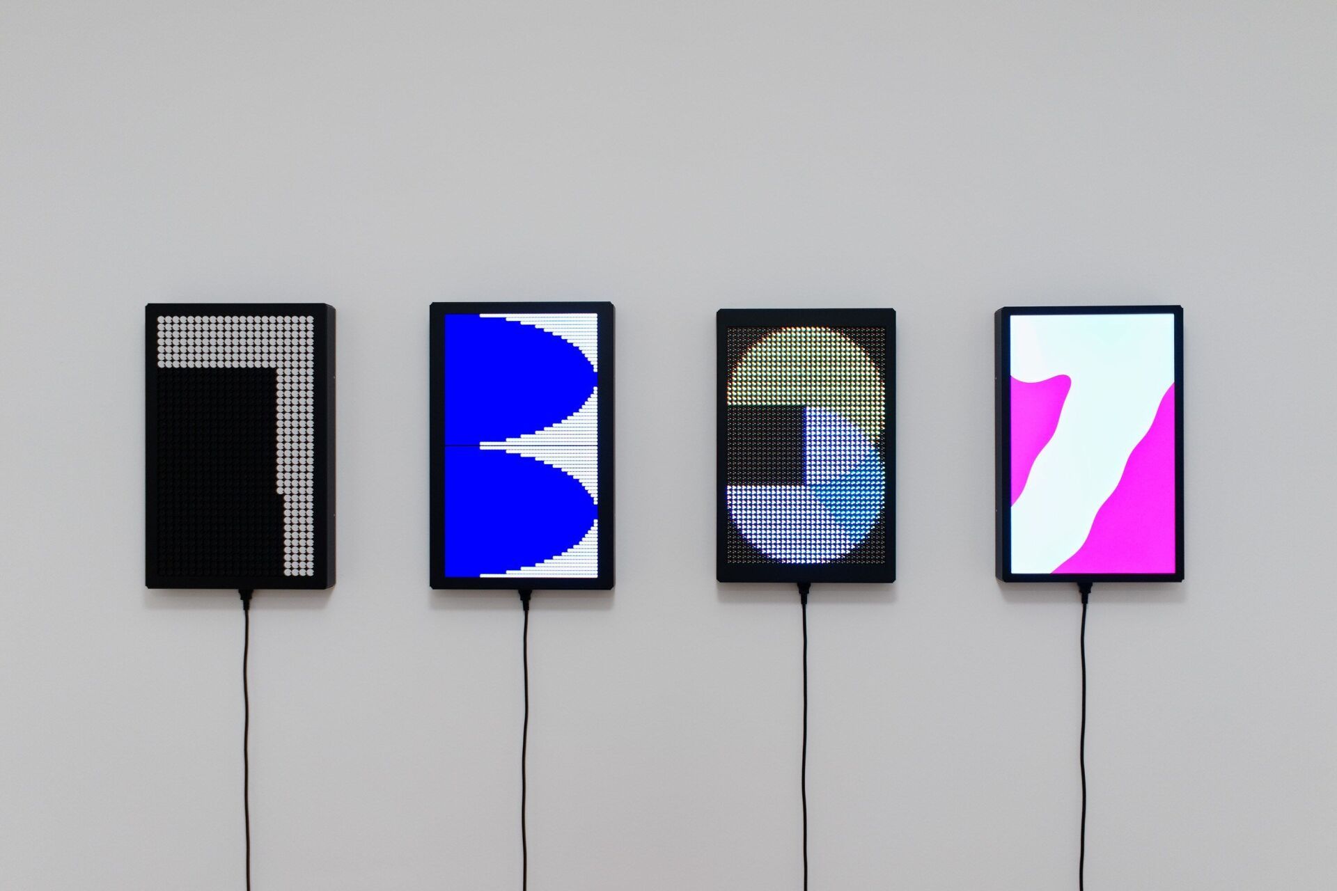 «Four Transitions» Ein Kunstwerk von Jürg Lehni über den Lauf der Zeit, das vier verschiedene Display-Technologien verwendet (Flip-Dots, LCD, LED, TFT). «Four Transitions» Ein Kunstwerk von Jürg Lehni über den Lauf der Zeit, das vier verschiedene Display-Technologien verwendet (Flip-Dots, LCD, LED, TFT).