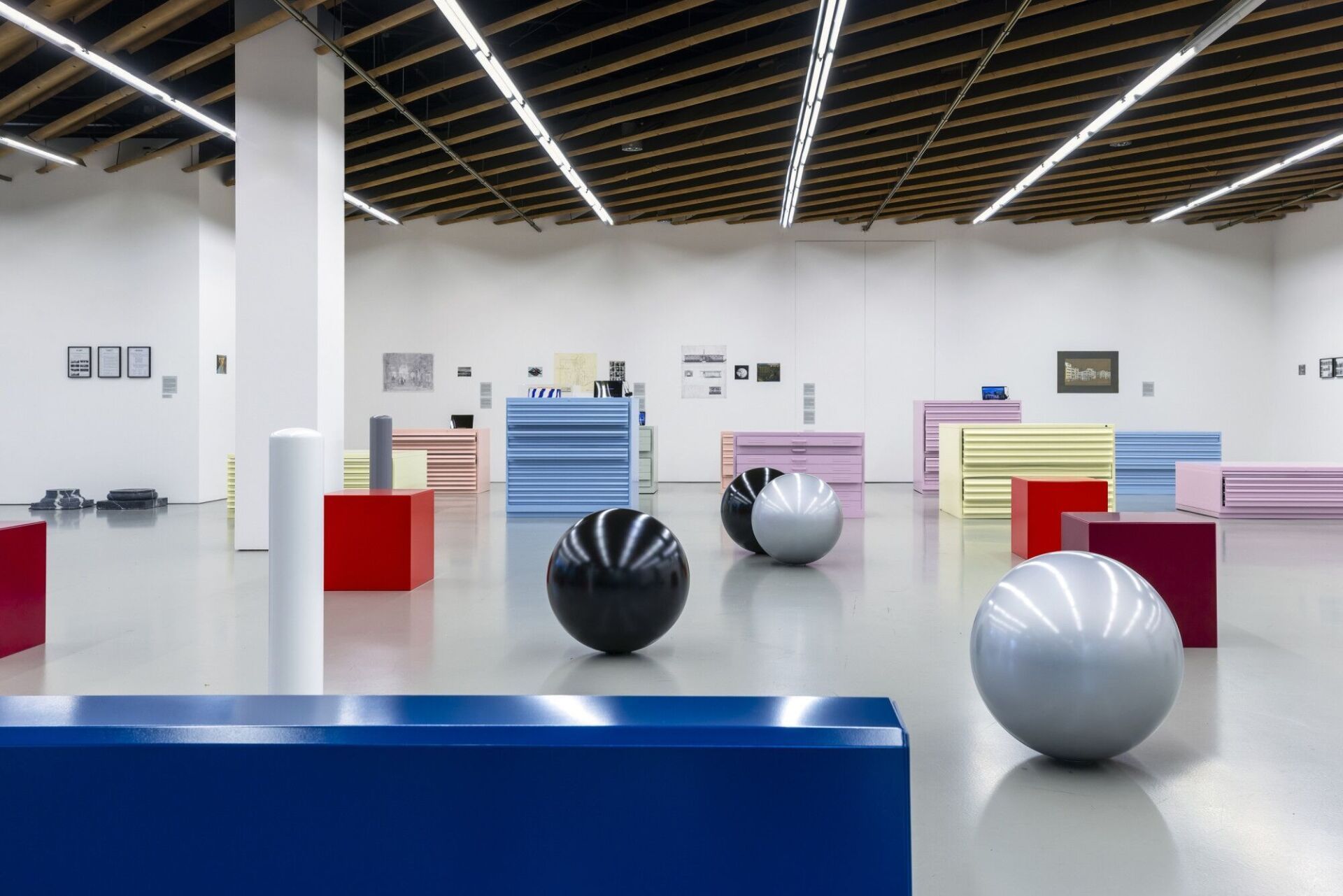 Installationsansicht mit Coumba Sambas ortsspezifischer Arbeit The National Expo und Archivmaterial zu Kunstwerken im öffentlichen Raum aus den Beständen des gta Archivs. | Foto: Nelly Rodriguez Nelly Rodriguez