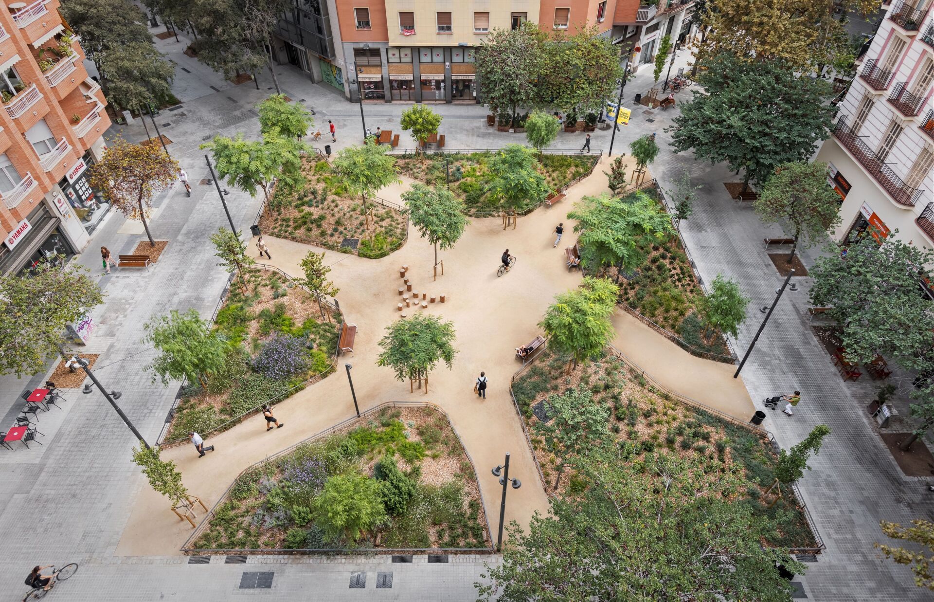 Bisher versiegelte Strassenräume werden in Barcelona zu neuen öffentlichen Räumen: Der Rocafort Square Garden in den Eixample verwandelt eine Verkehrskreuzung in einen schattigen Gartenraum. Entworfen wurde der 2023 fertiggestellte Park von 08014. | Foto: Pol Viladoms Bisher versiegelte Strassenräume werden in Barcelona zu neuen öffentlichen Räumen: Der Rocafort Square Garden in den Eixample verwandelt eine Verkehrskreuzung in einen schattigen Gartenraum. Entworfen wurde der 2023 fertiggestellte Park von 08014. | Foto: Pol Viladoms