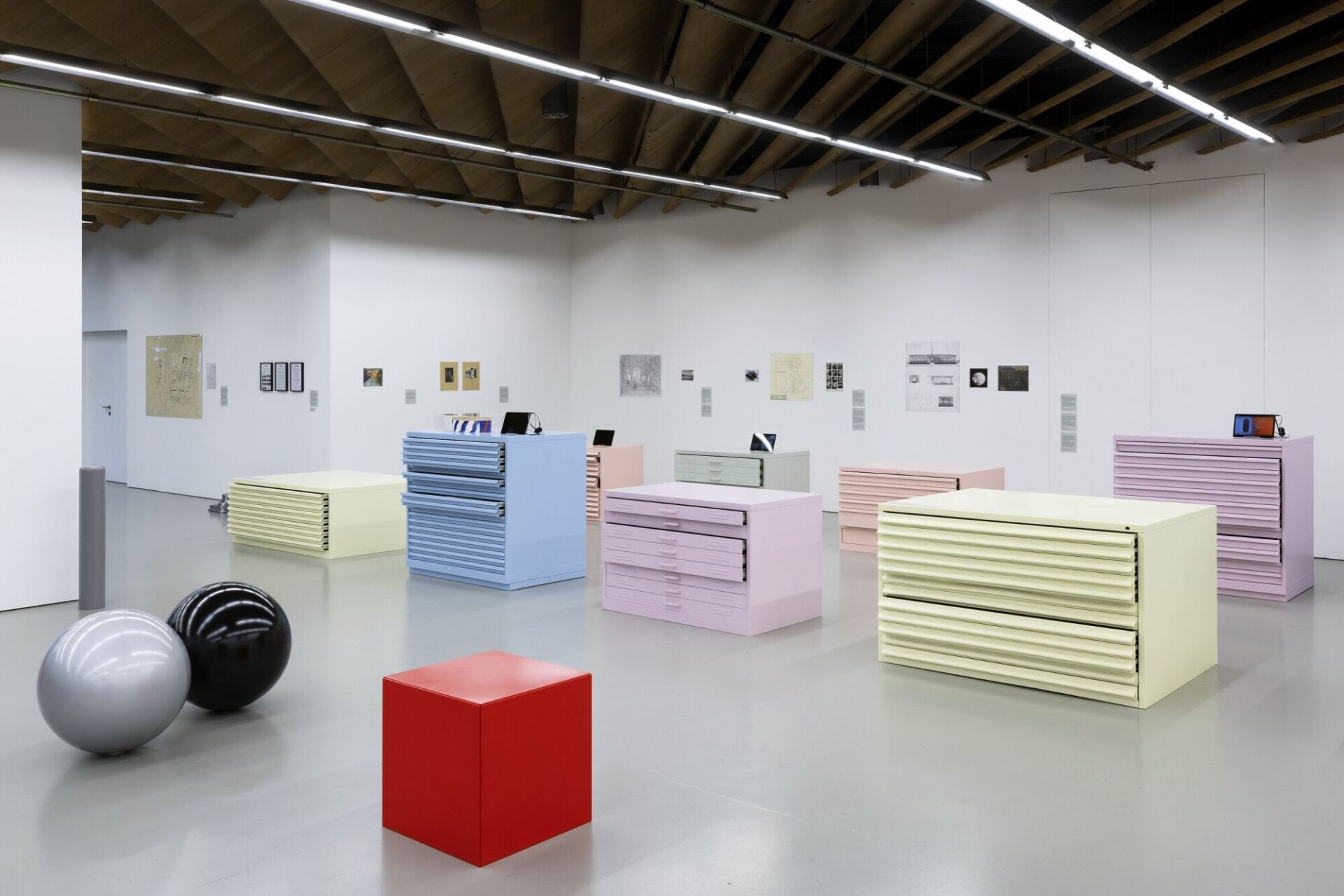 Die sanften Pastelltöne kontrastieren mit der Strenge der Formen – eine visuelle Übersetzung von Ordnung und Anpassung im Stadtraum. | Foto: Nelly Rodriguez Nelly Rodriguez