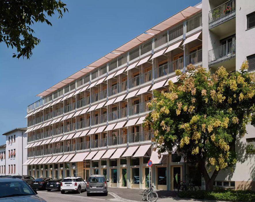 In der Hochbergerstrasse 158 in Basel hat die Kooperativen E45 ein ehemaliges Bürogebäude zu einem nachhaltigen Wohn- und Gewerbehaus mit 28 Wohnungen, Gemeinschaftsräumen und Musikräumen umgebaut. Daniele Sciarretta wird das CoDeck erläutern. | Foto: Walter Mair In der Hochbergerstrasse 158 in Basel hat die Kooperativen E45 ein ehemaliges Bürogebäude zu einem nachhaltigen Wohn- und Gewerbehaus mit 28 Wohnungen, Gemeinschaftsräumen und Musikräumen umgebaut. Daniele Sciarretta wird das CoDeck erläutern. | Foto: Walter Mair