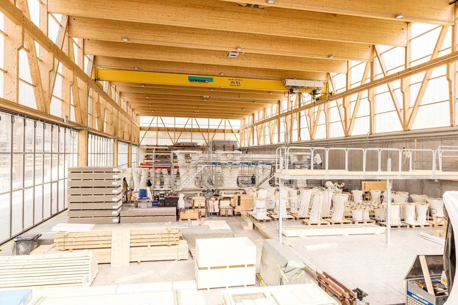 Die Bauteile befinden sich zurzeit im Val Surses in der Werkhalle der Uffer AG und werden dort zu Säulenmodulen zusammengebaut. | Foto: © Mathias Kunfermann Die Bauteile befinden sich zurzeit im Val Surses in der Werkhalle der Uffer AG und werden dort zu Säulenmodulen zusammengebaut. | Foto: © Mathias Kunfermann