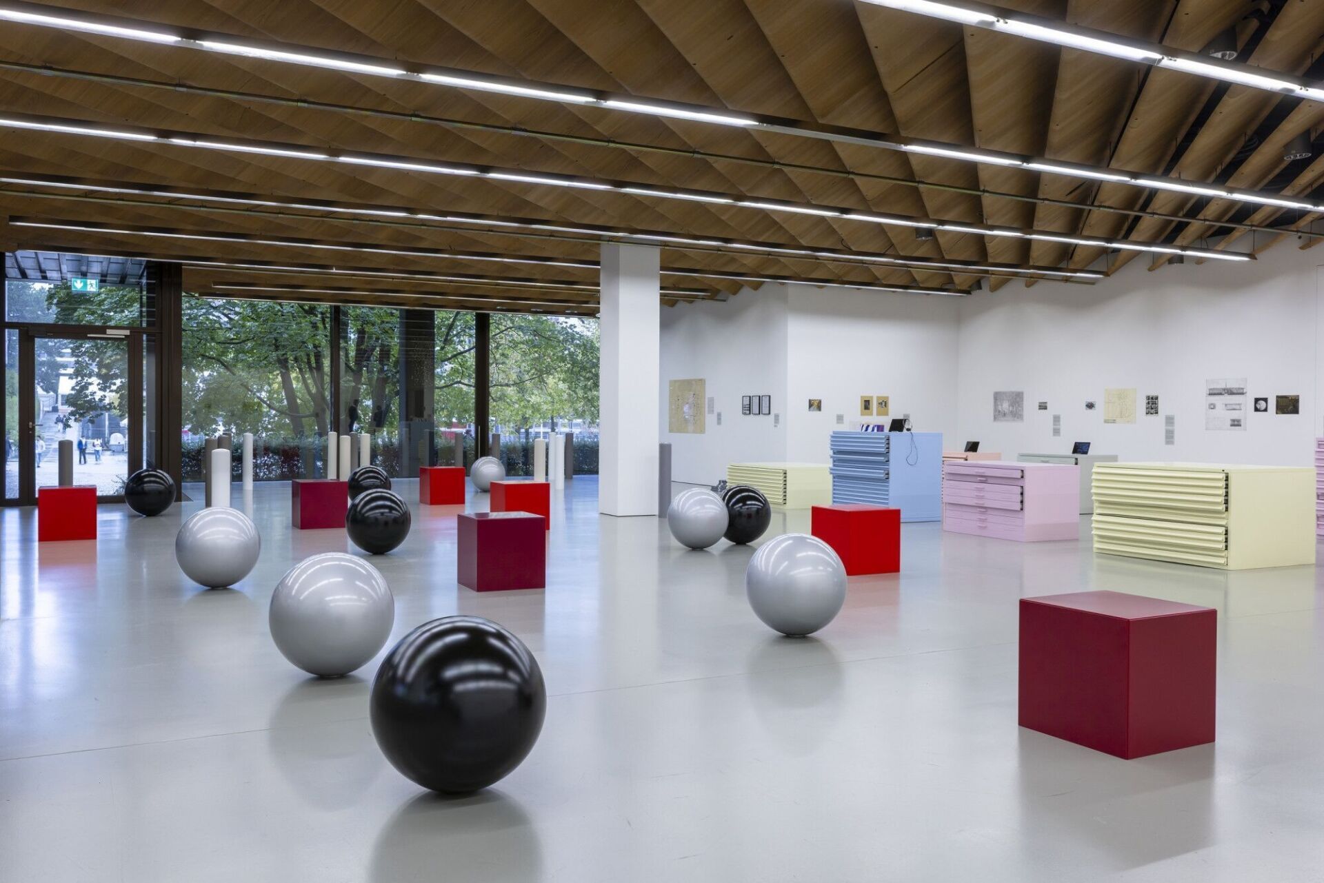 Zwischen den Objekten entsteht eine stille Choreografie: Besucher*innen bewegen sich durch ein Feld aus Ordnung, Farbe und Bedeutung. | Foto: Nelly Rodriguez Nelly Rodriguez