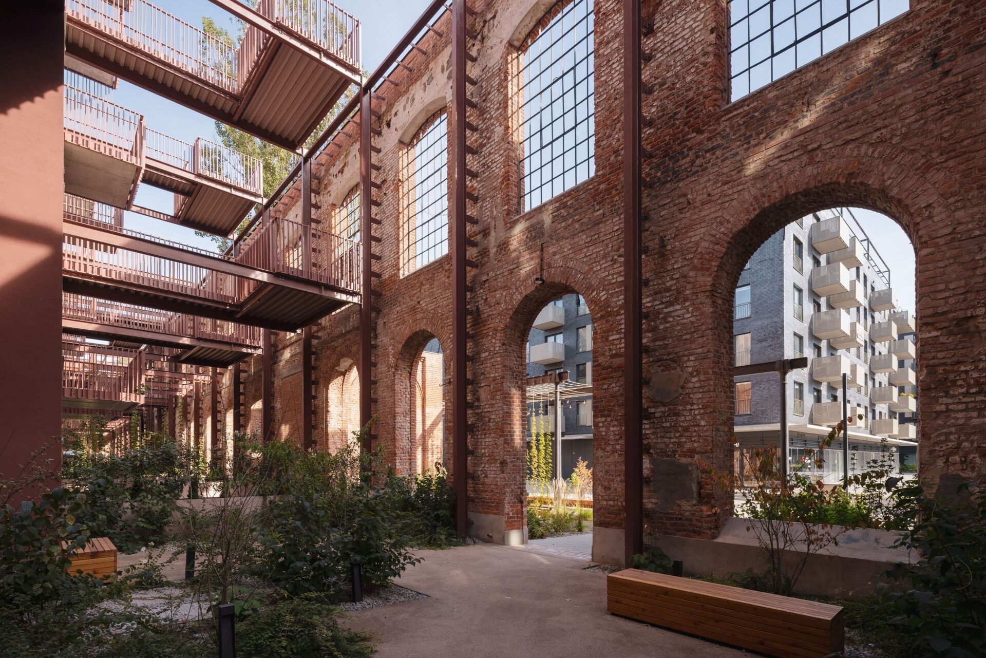 Seit 2007 nutzt das Łódź Design Festival das ehemalige Fabrikgelände Księży Młyn als Experimentierfeld für Klimaanpassungsmassnahmen. Pflanzen wurden eingefügt und Regenwasser zur Bewässerung gesammelt. | Foto: Rafal Tomcyk Seit 2007 nutzt das Łódź Design Festival das ehemalige Fabrikgelände Księży Młyn als Experimentierfeld für Klimaanpassungsmassnahmen. Pflanzen wurden eingefügt und Regenwasser zur Bewässerung gesammelt. | Foto: Rafal Tomcyk
