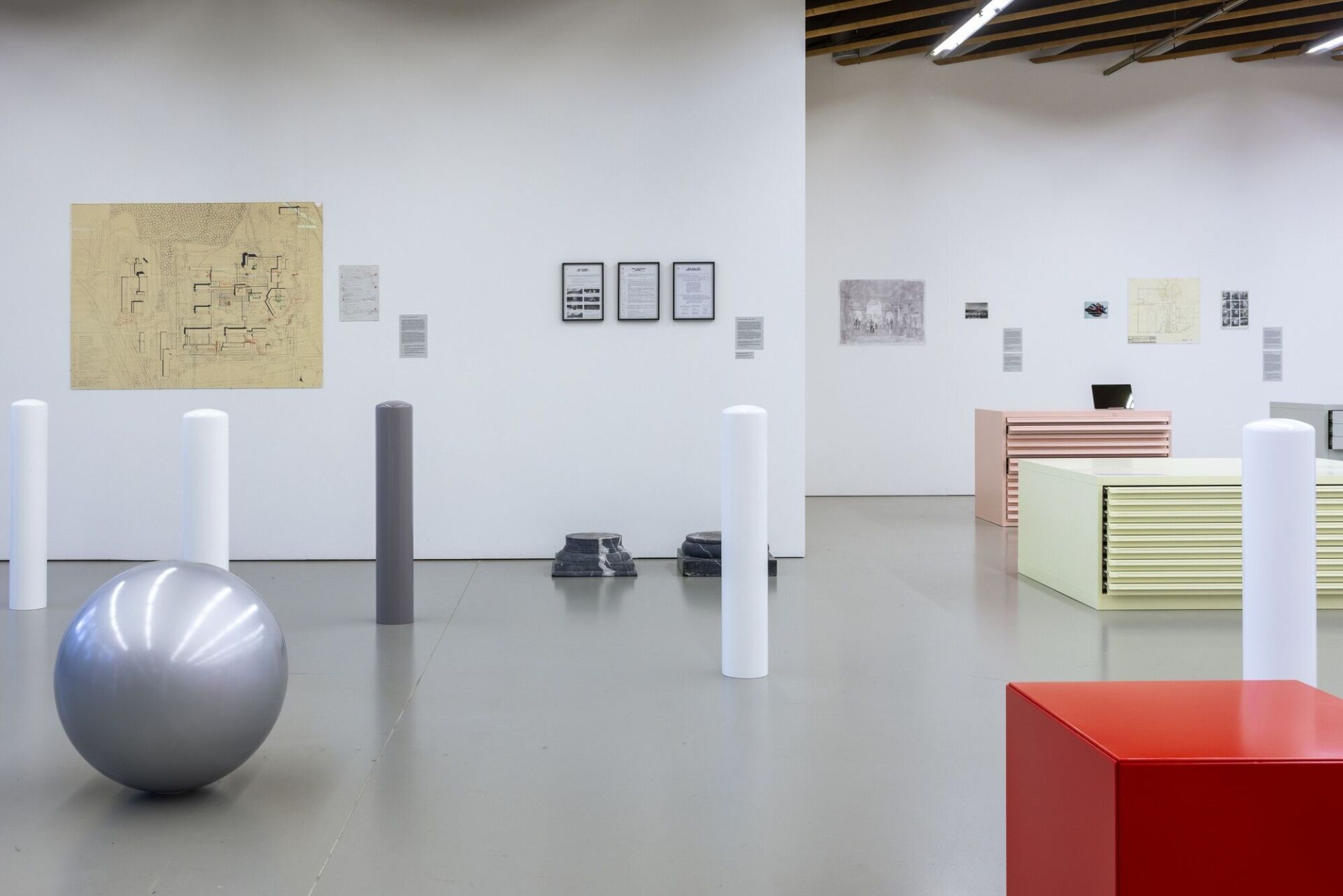 Zwischen Archivdokumenten und skulpturalen Objekten entsteht ein Dialog über Ordnungssysteme im Stadtraum. | Foto: Nelly Rodriguez Nelly Rodriguez