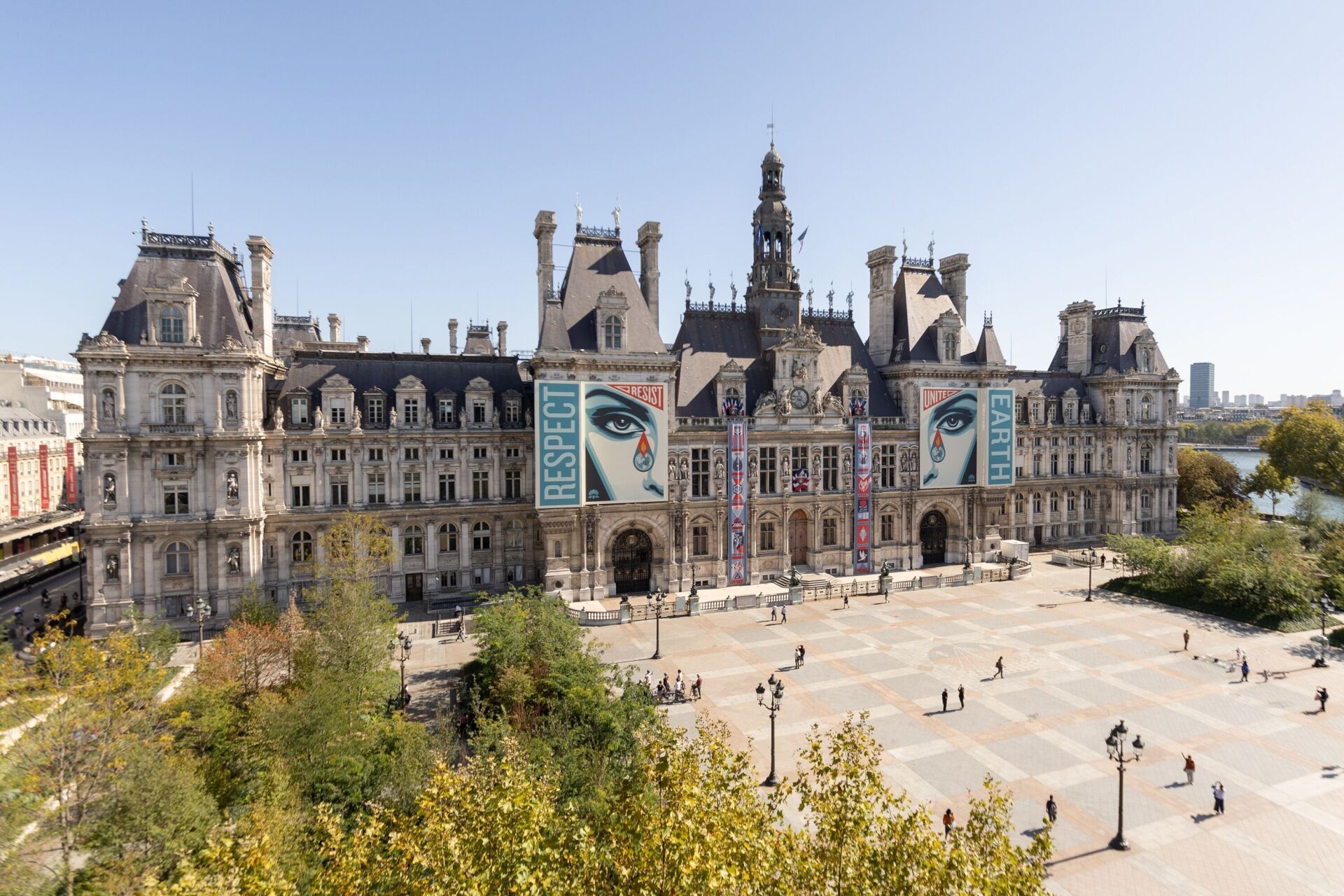 Paris reagiert auf zunehmende Hitze, Wasserknappheit und Luftverschmutzung mit einer umfassenden klimatischen Transformation des öffentlichen Raums. Asphaltflächen werden entsiegelt, Verkehr reduziert, Dächer und Fassaden angepasst und die Seine rückt wieder stärker als Ort der Abkühlung und Erholung in den Fokus. | Foto des Hotel du Ville: Josephine Brueder © Ville de Paris Paris reagiert auf zunehmende Hitze, Wasserknappheit und Luftverschmutzung mit einer umfassenden klimatischen Transformation des öffentlichen Raums. Asphaltflächen werden entsiegelt, Verkehr reduziert, Dächer und Fassaden angepasst und die Seine rückt wieder stärker als Ort der Abkühlung und Erholung in den Fokus. | Foto des Hotel du Ville: Josephine Brueder © Ville de Paris