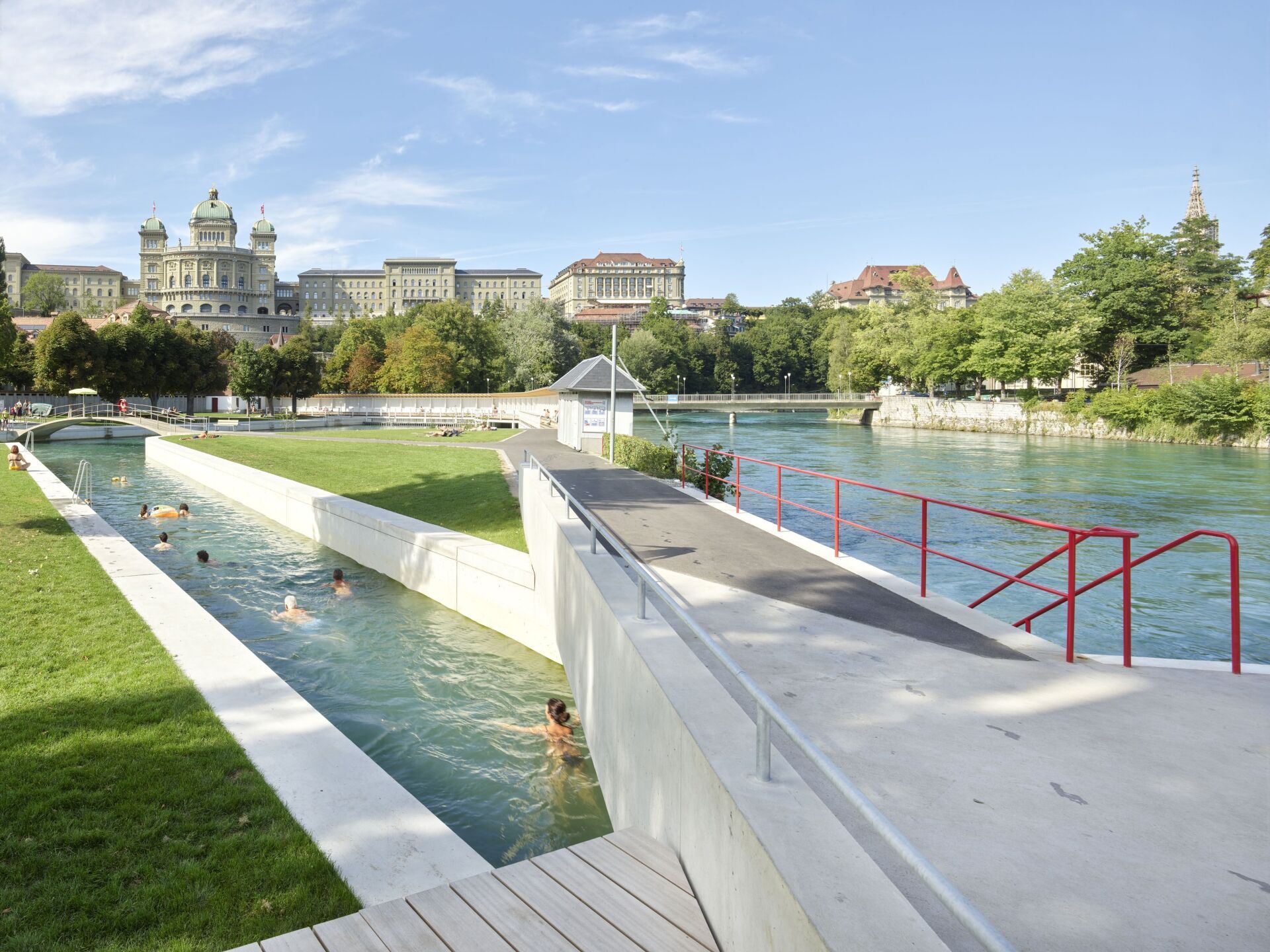 Dem Flussbad Marzili in Bern wurde ein Kanal angefügt, der seit 2019 Schwimmer*innen den Ausstieg aus der Aare erleichtert. | Foto: Caspar Martig Dem Flussbad Marzili in Bern wurde ein Kanal angefügt, der seit 2019 Schwimmer*innen den Ausstieg aus der Aare erleichtert. | Foto: Caspar Martig