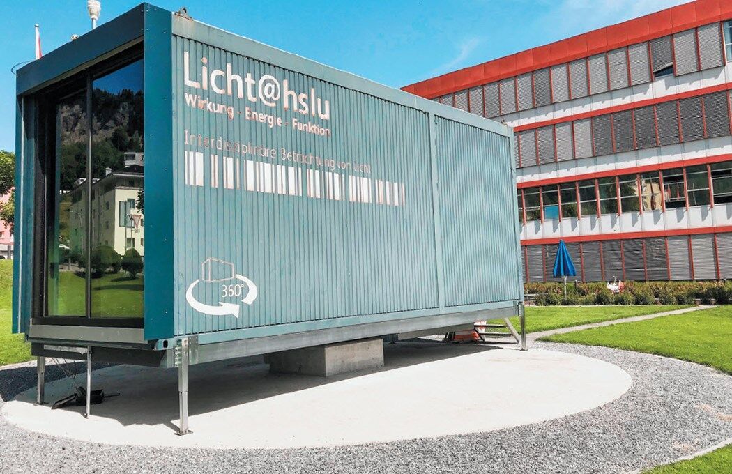 Auf dem Campus Horw unterhält die Plattform «Licht@hslu» einen drehbaren Lichtmesscontainer, in dem unter realen Bedingungen Themen wie zum Beispiel Gebäudeautomation, Tageslicht, Sonnenschutz und Komfort praktisch erforscht werden können. Lichtmesscontainer HSLU