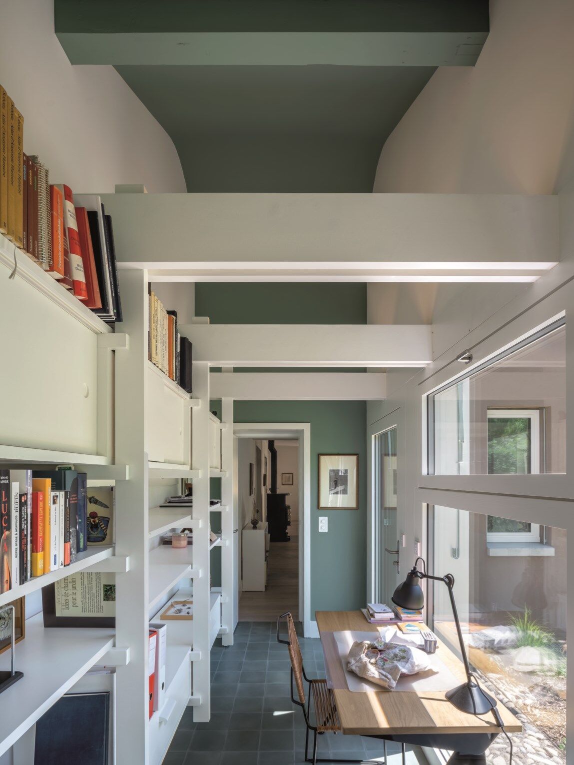 Den Innenräumen eines Hauses in Vandoeuvres wurde durch kleine Umbauten neue Qualitäten verliehen. Foto: Duccio Malagamba Den Innenräumen eines Hauses in Vandoeuvres wurde durch kleine Umbauten neue Qualitäten verliehen. Foto: Duccio Malagamba