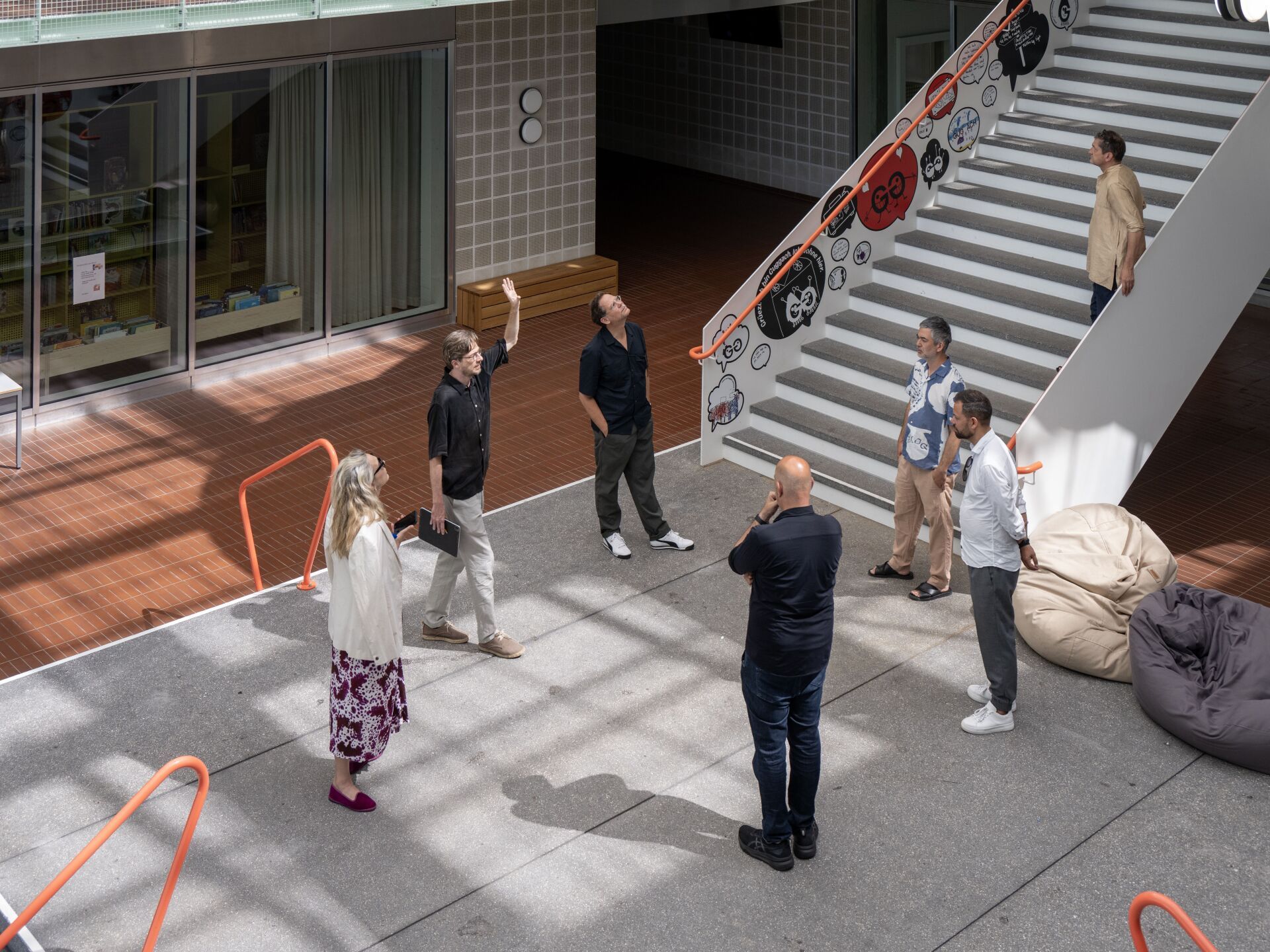 Sommerzeit ist Reisezeit – auch beim Swiss Arc Award 2025. Eine zweitägige Tour führte die Jury zu 16 Neu- und Umbauten. Christian Weyell und Kai Zipse zeigten beispielsweise die Guggach-Schule in Zürich. | Foto: Jørg Himmelreich Sommerzeit ist Reisezeit – auch beim Swiss Arc Award 2025. Eine zweitägige Tour führte die Jury zu 16 Neu- und Umbauten. Christian Weyell und Kai Zipse zeigten beispielsweise die Guggach-Schule in Zürich. | Foto: Jørg Himmelreich