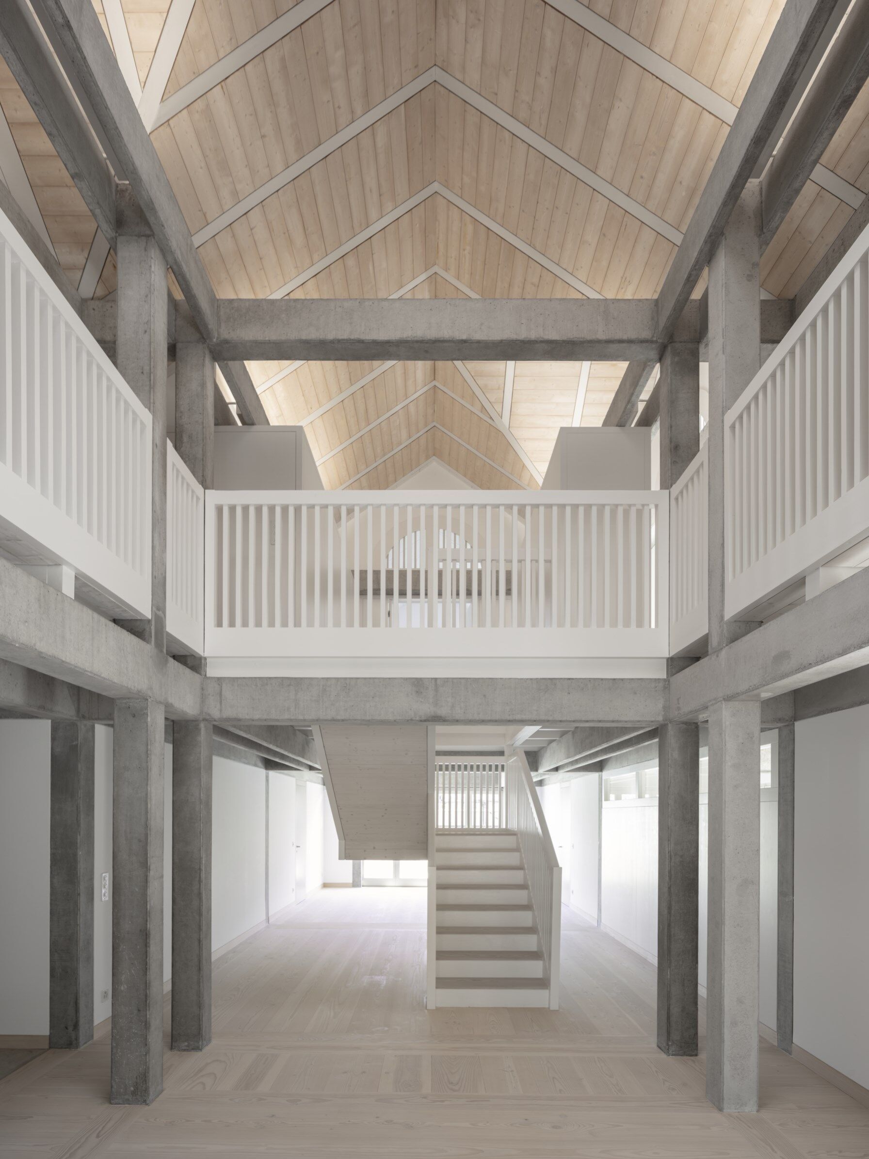 Das Haus in Troinex, das von Pierre Zoelly erbaut wurde, hat eine Struktur aus Beton. Ihre Logik erinnert an einen Holzbau und verleiht den Innenräumen einen starken Charakter. Die Architekten haben versucht, das Haus in Zoellys Geist weiterzubauen. Foto: Dylan Perrenoud Das Haus in Troinex, das von Pierre Zoelly erbaut wurde, hat eine Struktur aus Beton. Ihre Logik erinnert an einen Holzbau und verleiht den Innenräumen einen starken Charakter. Die Architekten haben versucht, das Haus in Zoellys Geist weiterzubauen. Foto: Dylan Perrenoud
