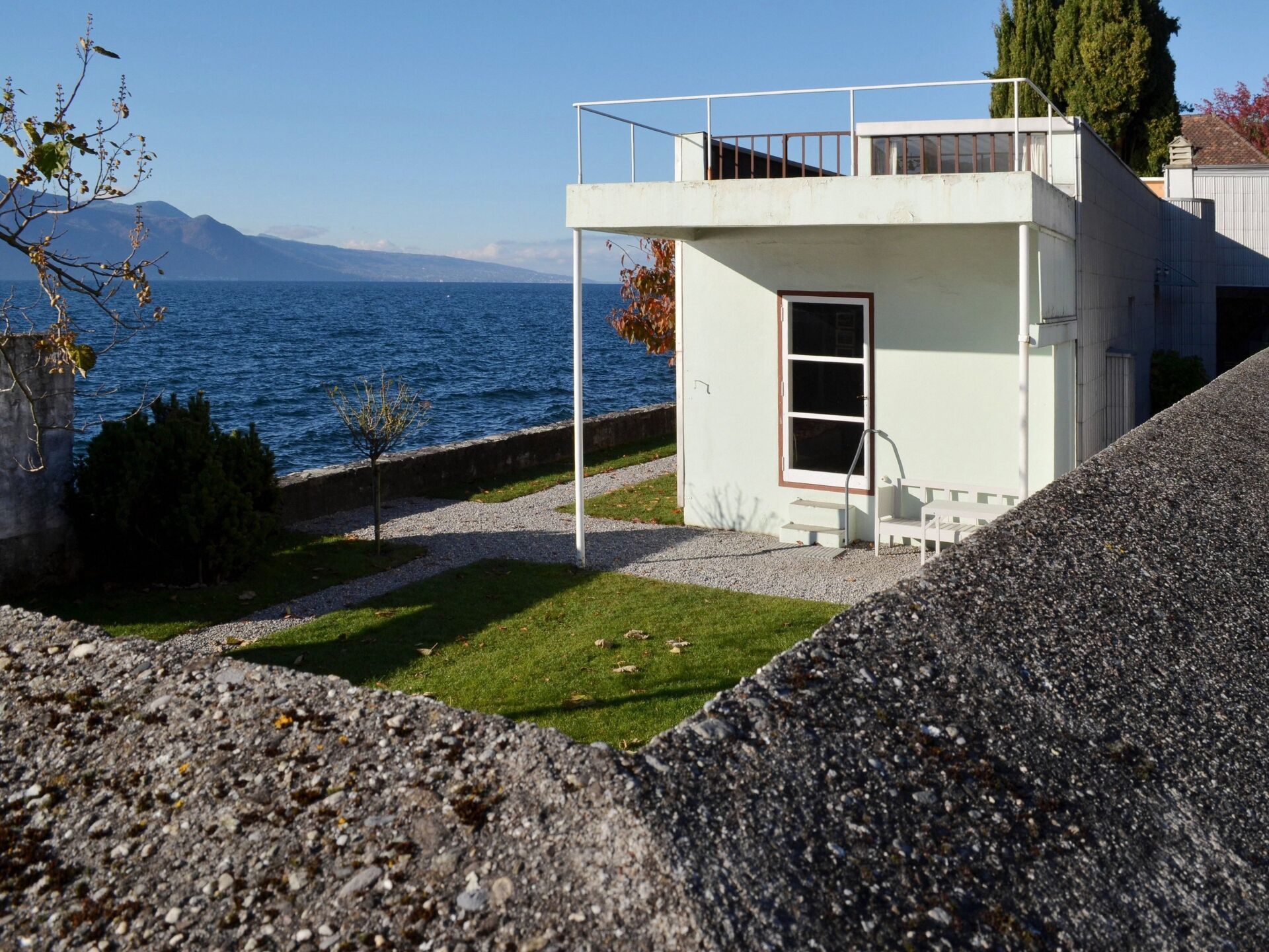 Nordostseite mit Mauer zur angrenzenden Strasse, Villa «Le Lac», Corseaux, Schweiz, 2021, Foto: Jürg Gasser Jürg Gasser 