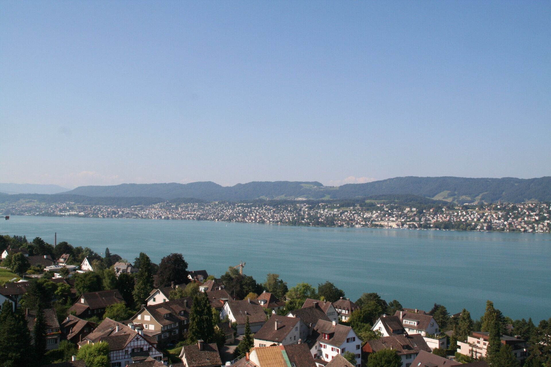 Blick auf die Pfnüselküste des Zürichsees von Zollikon aus | Foto: Parpan05 © wikimedia Blick auf die Pfnüselküste des Zürichsees von Zollikon aus | Foto: Parpan05 © wikimedia