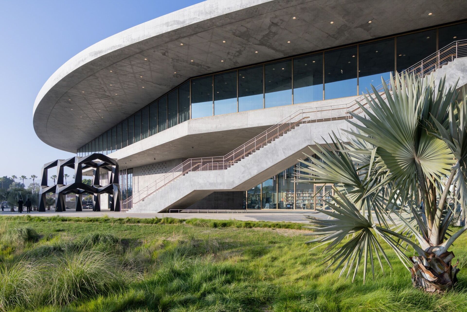 Die sanft schwingenden Fassaden kombinieren monumentale Betonstrukturen mit beinahe schwerelos wirkenden Glasflächen. | Foto: Iwan Baan Die sanft schwingenden Fassaden kombinieren monumentale Betonstrukturen mit beinahe schwerelos wirkenden Glasflächen. | Foto: Iwan Baan