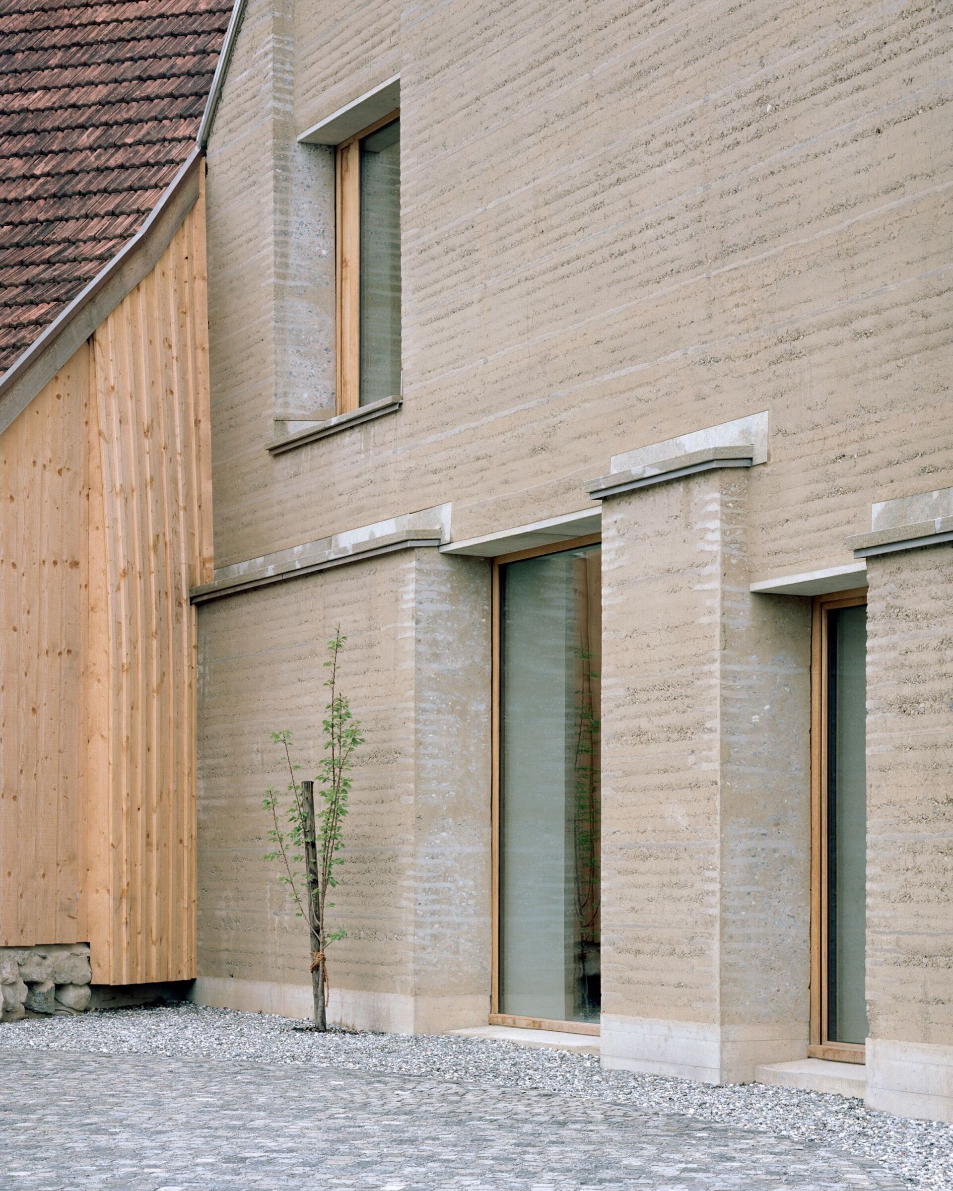 Der Anbau wirkt monolithisch. Beim genauen Hinsehen zeigt sich jedoch, dass die Fassaden sorgfältig hinsichtlich Proportionen, Rhythmus und Materialität gestaltet wurden. | Foto: Rory Gardiner Der Anbau wirkt monolithisch. Beim genauen Hinsehen zeigt sich jedoch, dass die Fassaden sorgfältig hinsichtlich Proportionen, Rhythmus und Materialität gestaltet wurden. | Foto: Rory Gardiner