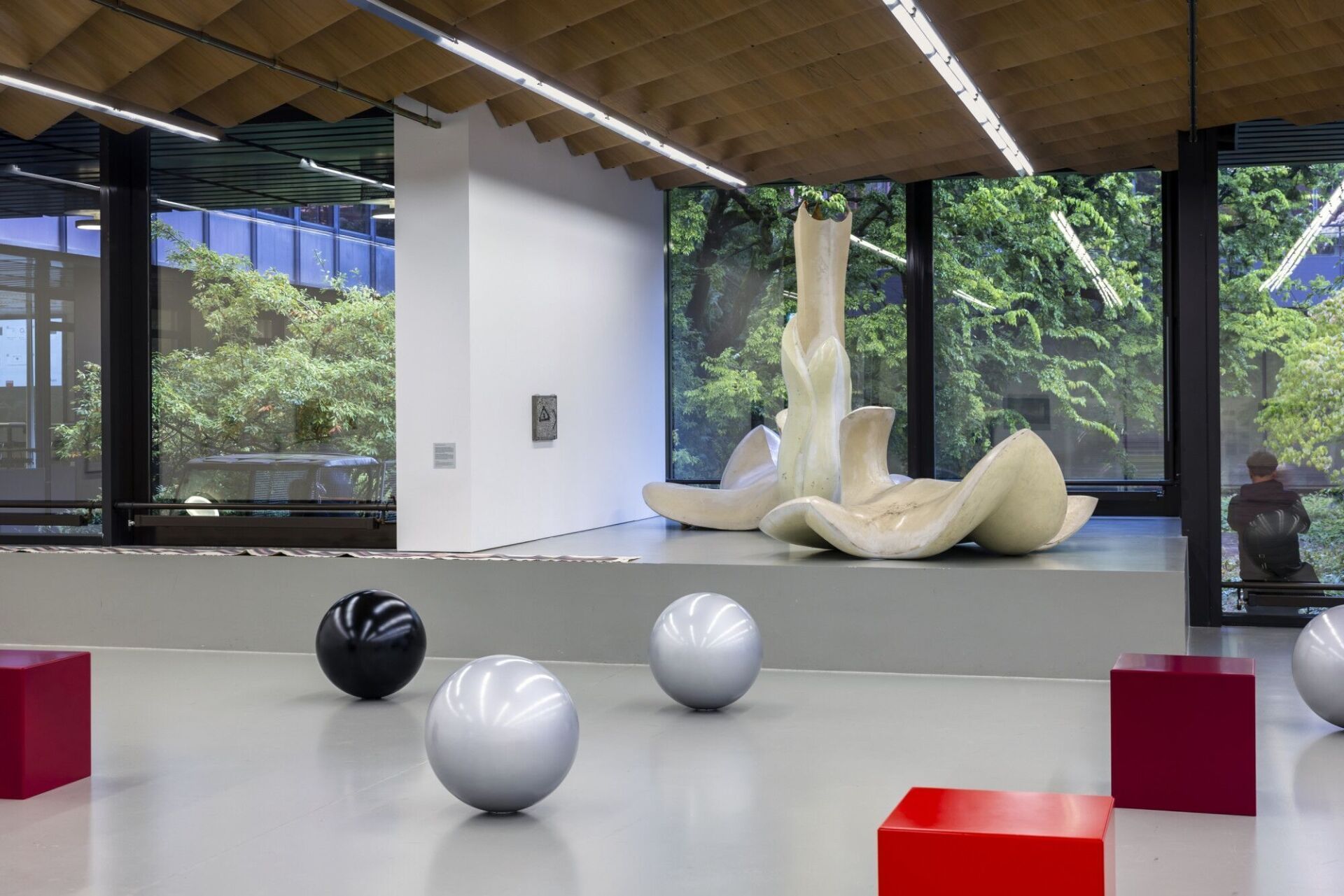 Blick in den Ausstellungsraum: farbig lackierte Kuben, Poller und Kugeln markieren die Geometrie des Raums und verweisen auf Formen urbaner Kontrolle. | Foto: Nelly Rodriguez Nelly Rodriguez