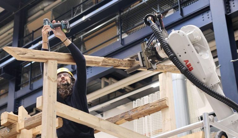 Re:config testet adaptive Arbeitsabläufe zwischen Mensch und Roboter für Rückbau, Reparatur und Konstruktion, CRCL – Lab for Creative Computation, EPFL Re:config testet adaptive Arbeitsabläufe zwischen Mensch und Roboter für Rückbau, Reparatur und Konstruktion, CRCL – Lab for Creative Computation, EPFL