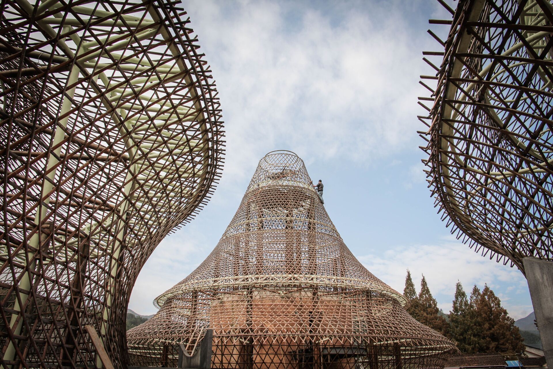 Dans les Bamboo Hostels en Chine, la construction traditionnelle rencontre un langage architectural poétique: le cœur des bâtiments est fait de pierre et de terre battue, complété par du bambou local. Des paniers et des nasses de pêche ont servi de sources d’inspiration pour l’architecture.| Photo: Jenni JI Dans les Bamboo Hostels en Chine, la construction traditionnelle rencontre un langage architectural poétique: le cœur des bâtiments est fait de pierre et de terre battue, complété par du bambou local. Des paniers et des nasses de pêche ont servi de sources d’inspiration pour l’architecture.| Photo: Jenni JI
