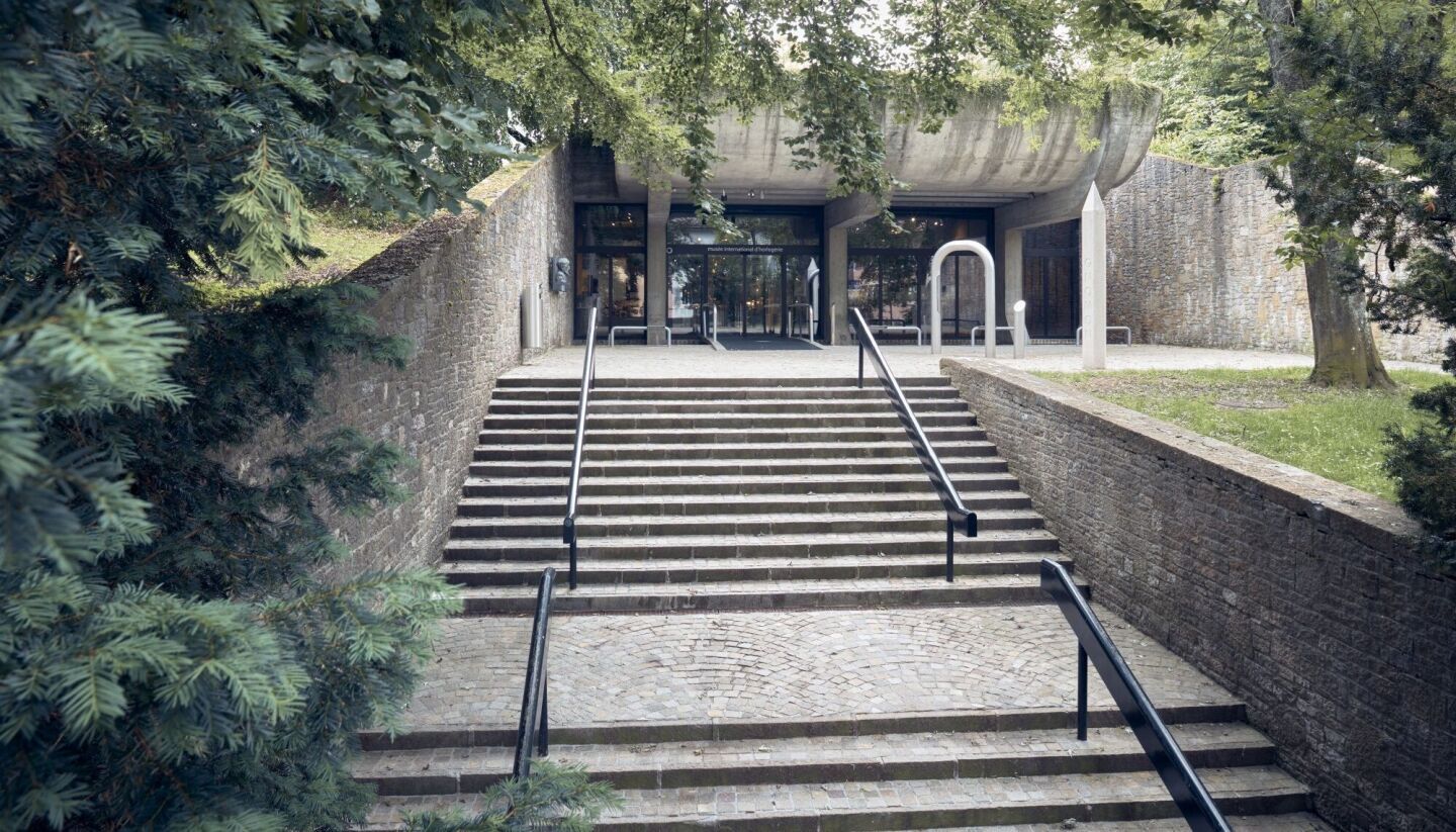 Das brutalistische Uhrenmuseum La Chaux de Fonds stellt sich selber aus